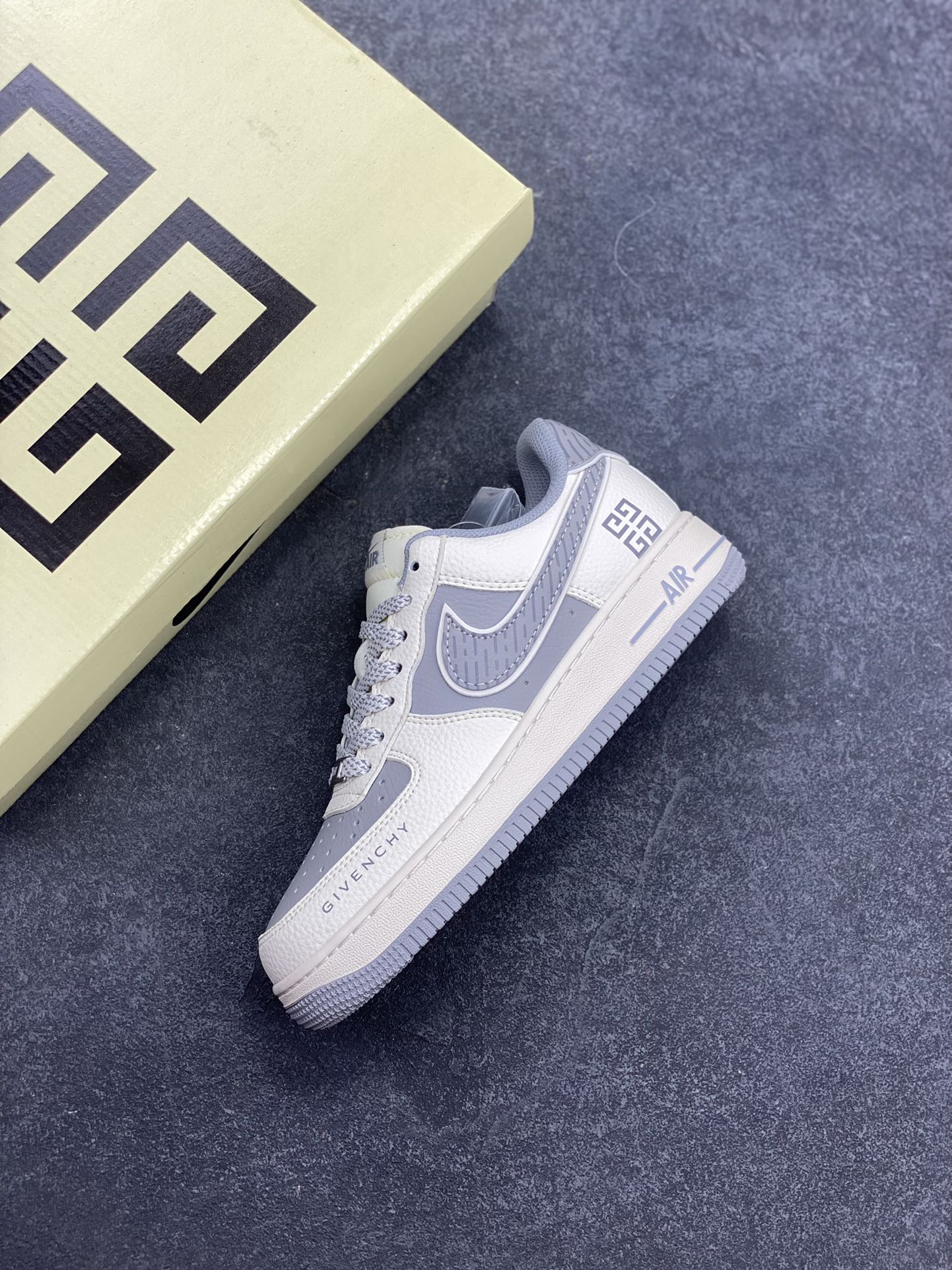 图片[7]-NIke Air Force 1 \’07 Low “纪梵希联名——米灰天际线”空军一号 低帮 运动鞋 休闲鞋 折边针车 工艺难度大 原楦头原纸板 原装鞋盒 定制五金配件 内置全掌气垫 原厂鞋底 货号：JP8028-001 尺码：36 36.5 37.5 38 38.5 39 40 40.5 41 42 42.5 43 44 44.5 45-选品中心