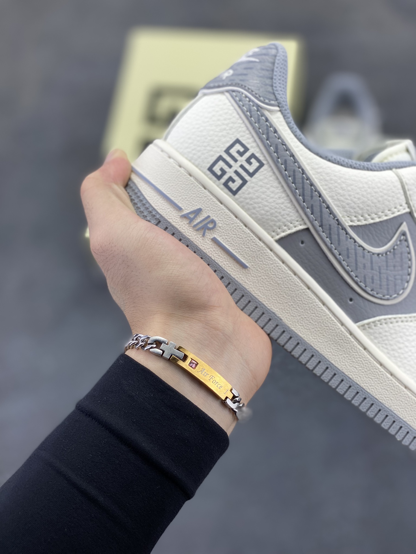 图片[6]-NIke Air Force 1 \’07 Low “纪梵希联名——米灰天际线”空军一号 低帮 运动鞋 休闲鞋 折边针车 工艺难度大 原楦头原纸板 原装鞋盒 定制五金配件 内置全掌气垫 原厂鞋底 货号：JP8028-001 尺码：36 36.5 37.5 38 38.5 39 40 40.5 41 42 42.5 43 44 44.5 45-选品中心