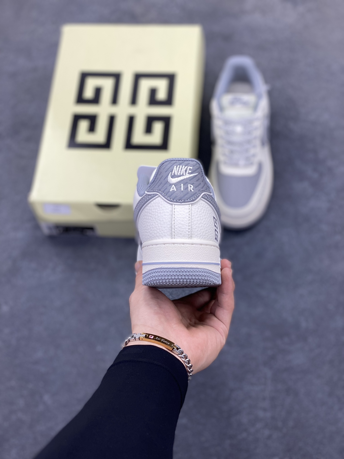 图片[4]-NIke Air Force 1 \’07 Low “纪梵希联名——米灰天际线”空军一号 低帮 运动鞋 休闲鞋 折边针车 工艺难度大 原楦头原纸板 原装鞋盒 定制五金配件 内置全掌气垫 原厂鞋底 货号：JP8028-001 尺码：36 36.5 37.5 38 38.5 39 40 40.5 41 42 42.5 43 44 44.5 45-选品中心