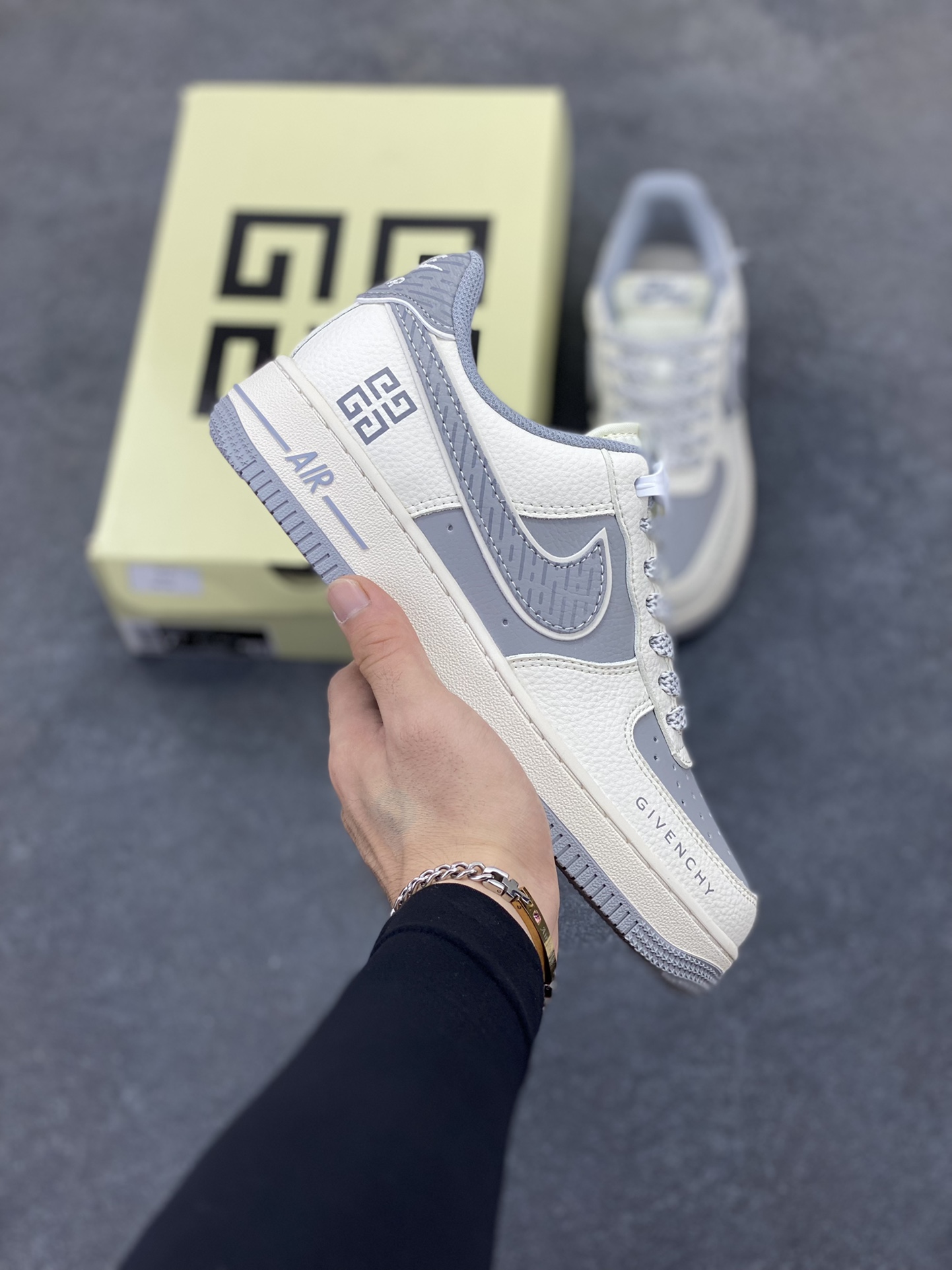 NIke Air Force 1 \'07 Low “纪梵希联名——米灰天际线”空军一号 低帮 运动鞋 休闲鞋 折边针车 工艺难度大 原楦头原纸板 原装鞋盒 定制五金配件 内置全掌气垫 原厂鞋底 货号：JP8028-001 尺码：36 36.5 37.5 38 38.5 39 40 40.5 41 42 42.5 43 44 44.5 45-选品中心