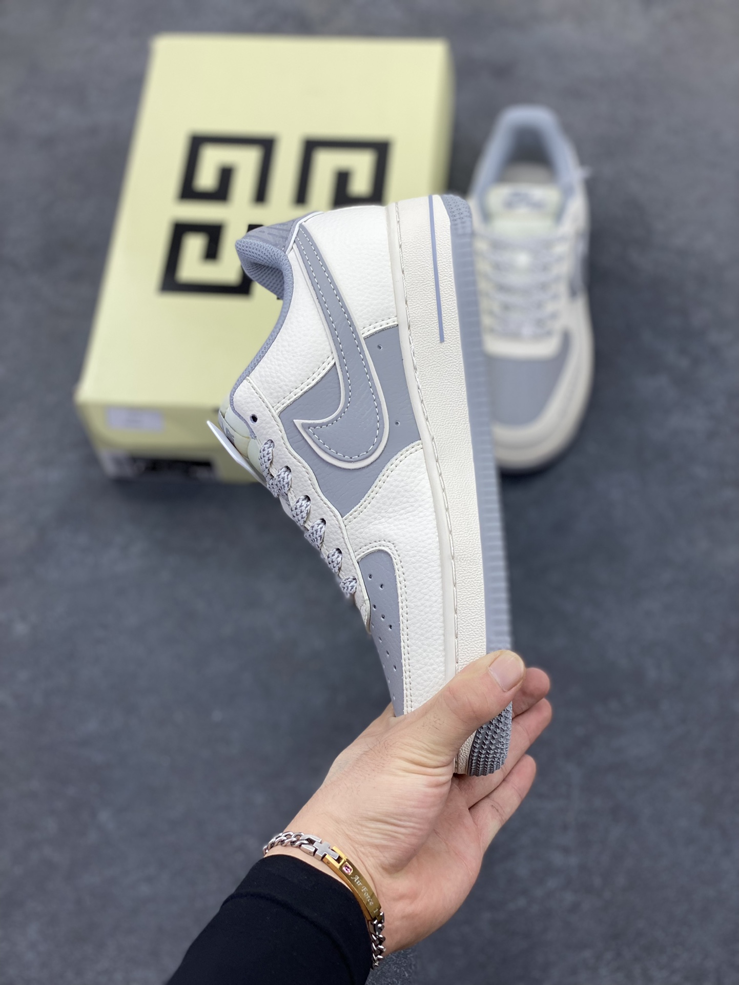 图片[3]-NIke Air Force 1 \’07 Low “纪梵希联名——米灰天际线”空军一号 低帮 运动鞋 休闲鞋 折边针车 工艺难度大 原楦头原纸板 原装鞋盒 定制五金配件 内置全掌气垫 原厂鞋底 货号：JP8028-001 尺码：36 36.5 37.5 38 38.5 39 40 40.5 41 42 42.5 43 44 44.5 45-选品中心