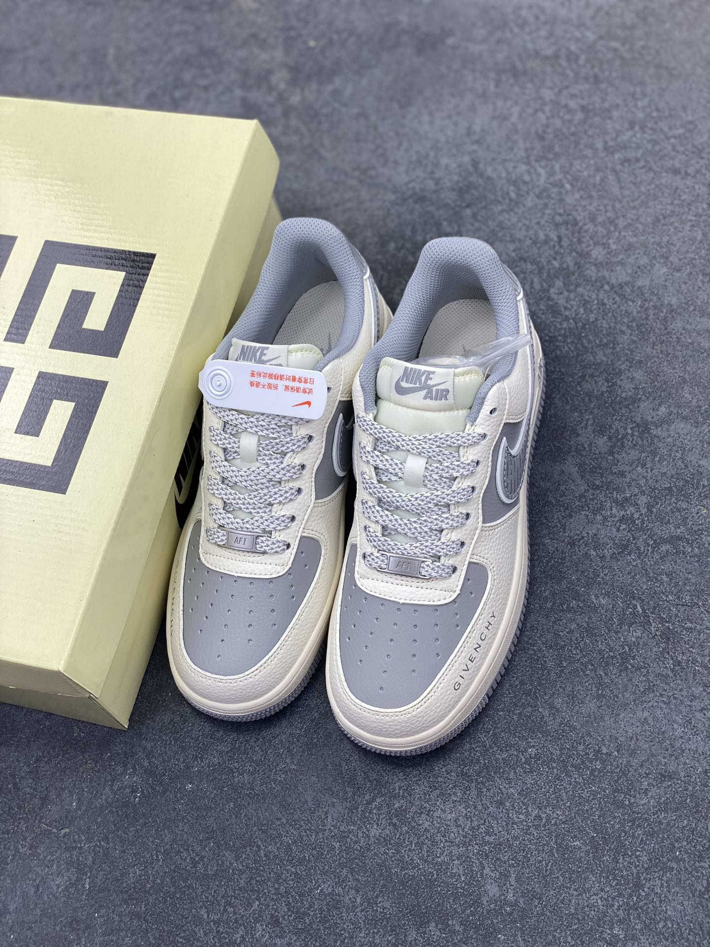 图片[8]-NIke Air Force 1 \’07 Low “纪梵希联名——米灰天际线”空军一号 低帮 运动鞋 休闲鞋 折边针车 工艺难度大 原楦头原纸板 原装鞋盒 定制五金配件 内置全掌气垫 原厂鞋底 货号：JP8028-001 尺码：36 36.5 37.5 38 38.5 39 40 40.5 41 42 42.5 43 44 44.5 45-选品中心