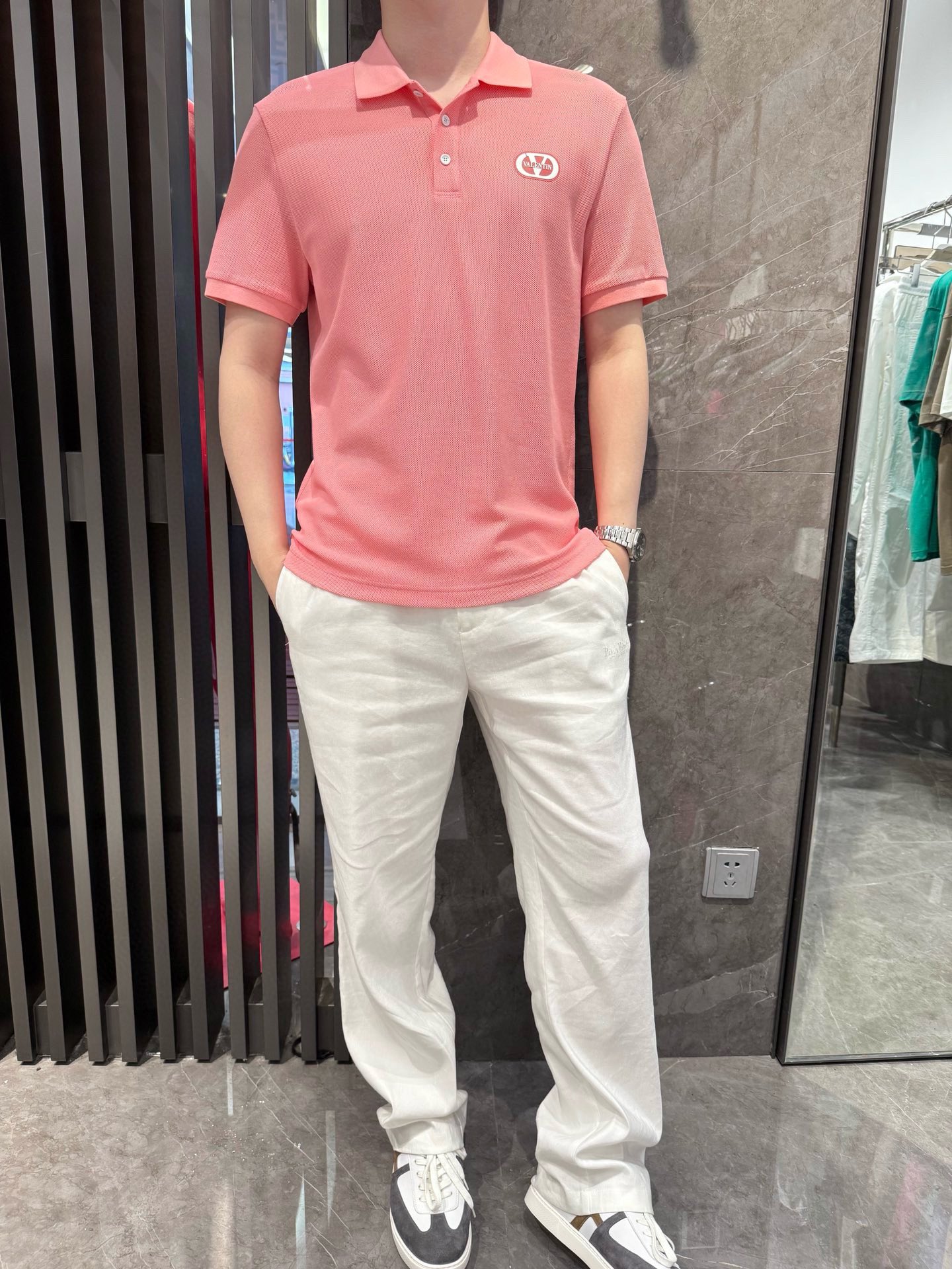 NO:517756,Valentino-2025 latest polo shipments, hot-selling items in Europe and the United States!  Selected Italian imported brand bead floor cotton fabrics, the chest brand logo is matched with the latest design, highlighting fashion!  Number of codes 48-56 (model 180/140 wears 50, with Hong Kong Lane Crawford gift box packaging), valentino, alexander wang19860909华伦天奴-2025最新polo出货 欧美热销单品！精选意大利进口品牌珠地棉面料,胸口品牌标志搭配最新的设计,彰显时尚 ！码数48-56（模特180/140穿50,配香港连卡佛礼盒包装）,,valentino,alexander wang,Men's clothing