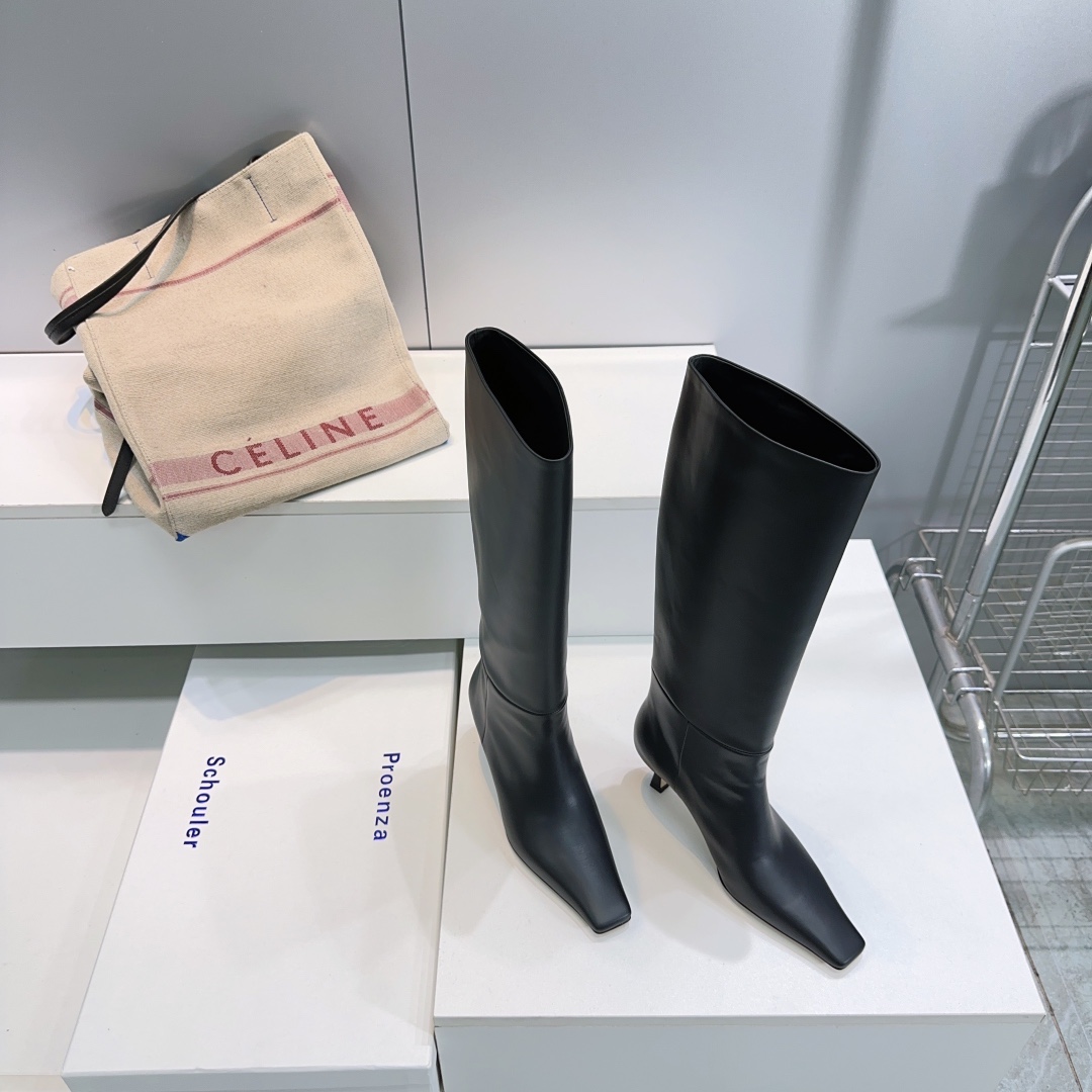 NO:477290,High quality!  Top quality PROENZA SCHOULER 25SS Autumn and Winter PS new product simple high heel square head long boots!  I was grasped by PS's autumn and winter boots!  Minimalist, high-end and high-end feel!  The unique shoe shape comes with a fashionable gene. When you put it there, the atmosphere of the fashion magazine is filled with the feeling of the atmosphere. When you wear it, you will definitely slay the whole audience~ The overall line is smooth and three-dimensional, the leather is smooth and soft, and the square head design is more retro. The upper is imported calfskin, the inner footbed is imported imported sheepskin, the original color leather sole imported from Italy Heel height: 6cm Size: 35-40 (40 is not returned or exchanged) With original packaging, boots, boots, cowhide, sheepskin, Leather soles19860909高品质！顶级品质PROENZA SCHOULER 25SS 秋冬ps新品简易高跟方头一脚蹬长靴！ 被PS这组秋冬长靴拿捏了！极简高级高级感！独特鞋型自带时髦基因,往那儿一摆,时尚杂志氛围感直接拉满,穿去炸街绝对slay全场～ 整体线条流畅立体,皮质光滑柔软以质感丰富细腻的真皮打造而成,方头设计更显复古气 息. 鞋面采用进口头层小牛皮 内里垫脚进口羊皮 意大利进口原色真皮大底 跟高:6cm 码数:35-40（40定不退换） 配原版包装,靴子,boots,cowhide,sheepskin,Leather soles,Women's Shoes