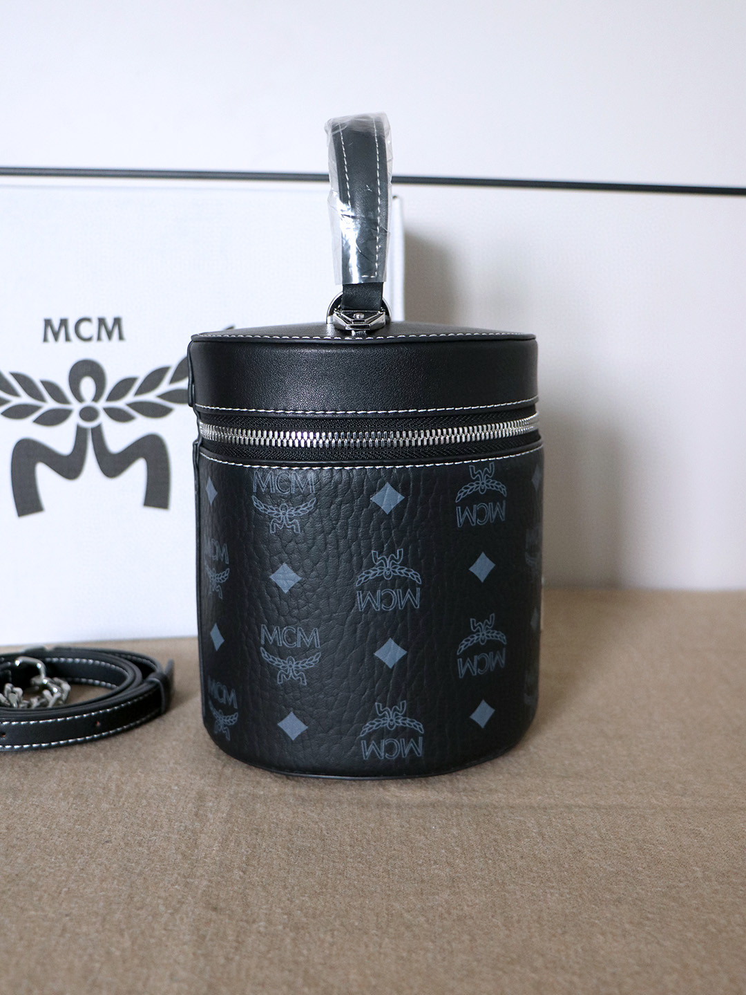 MCM mcm发财桶 几何造型采用双向拉链闭合设计 织物衬里内部空间充裕 可存放您的贵重物品