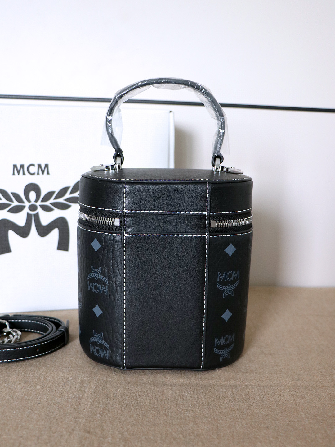 MCM mcm发财桶 几何造型采用双向拉链闭合设计 织物衬里内部空间充裕 可存放您的贵重物品
