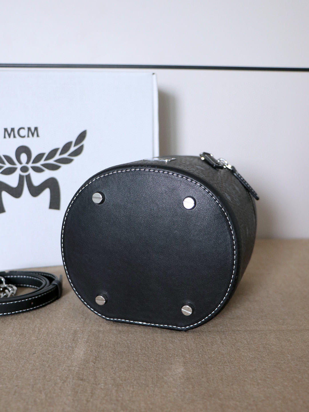 MCM mcm发财桶 几何造型采用双向拉链闭合设计 织物衬里内部空间充裕 可存放您的贵重物品
