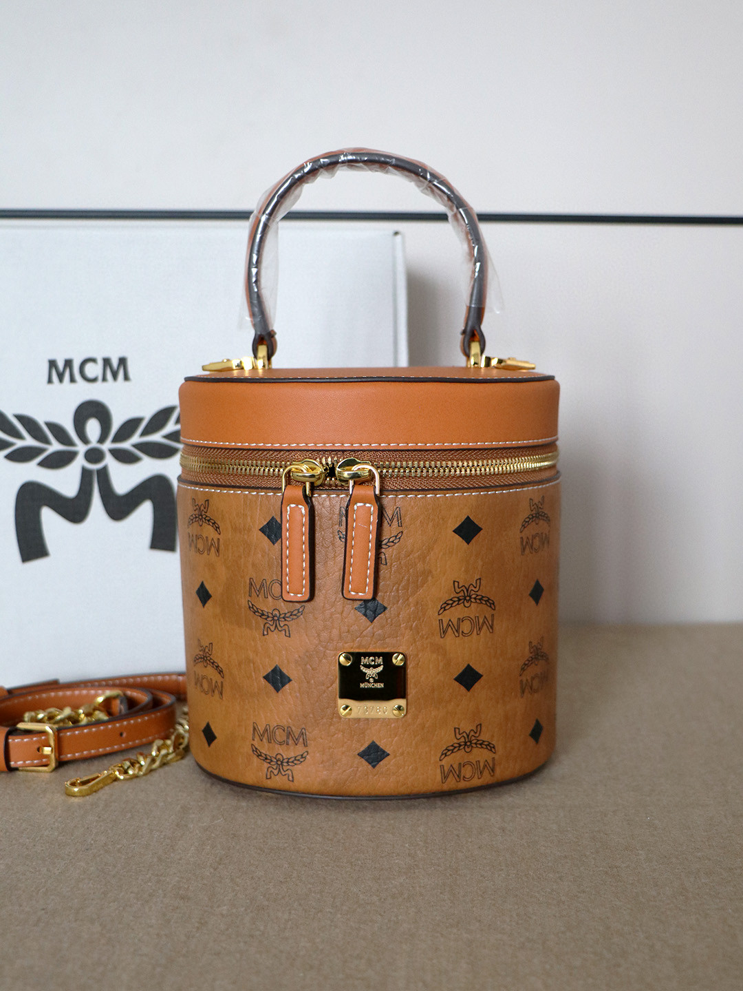 MCM mcm发财桶 几何造型采用双向拉链闭合设计 织物衬里内部空间充裕 可存放您的贵重物品