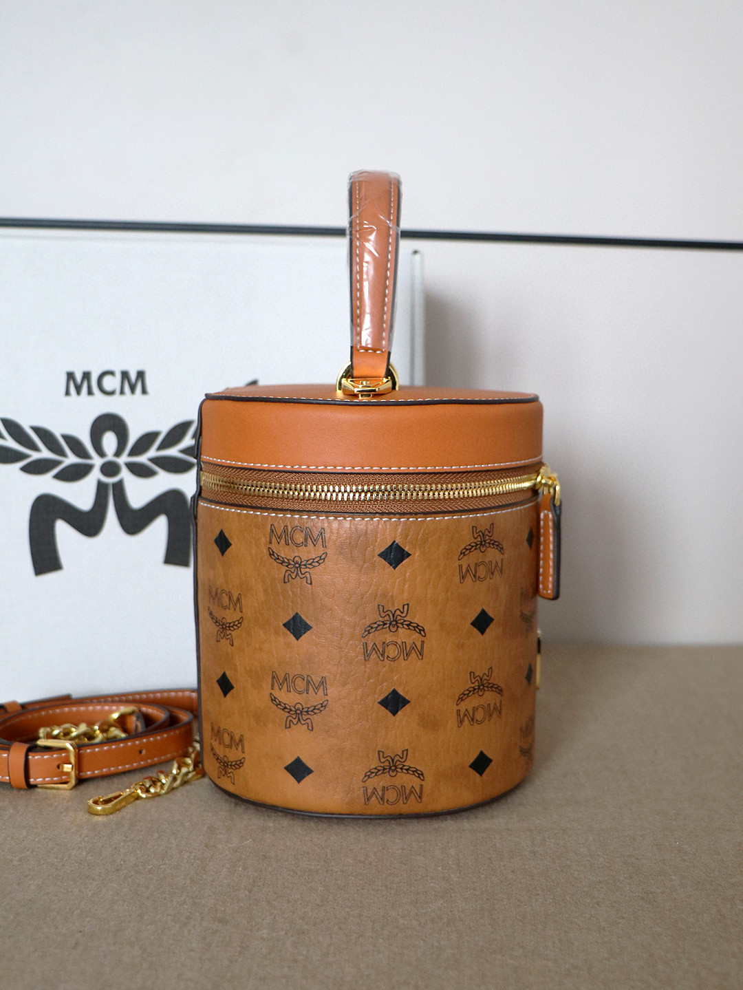 MCM mcm发财桶 几何造型采用双向拉链闭合设计 织物衬里内部空间充裕 可存放您的贵重物品