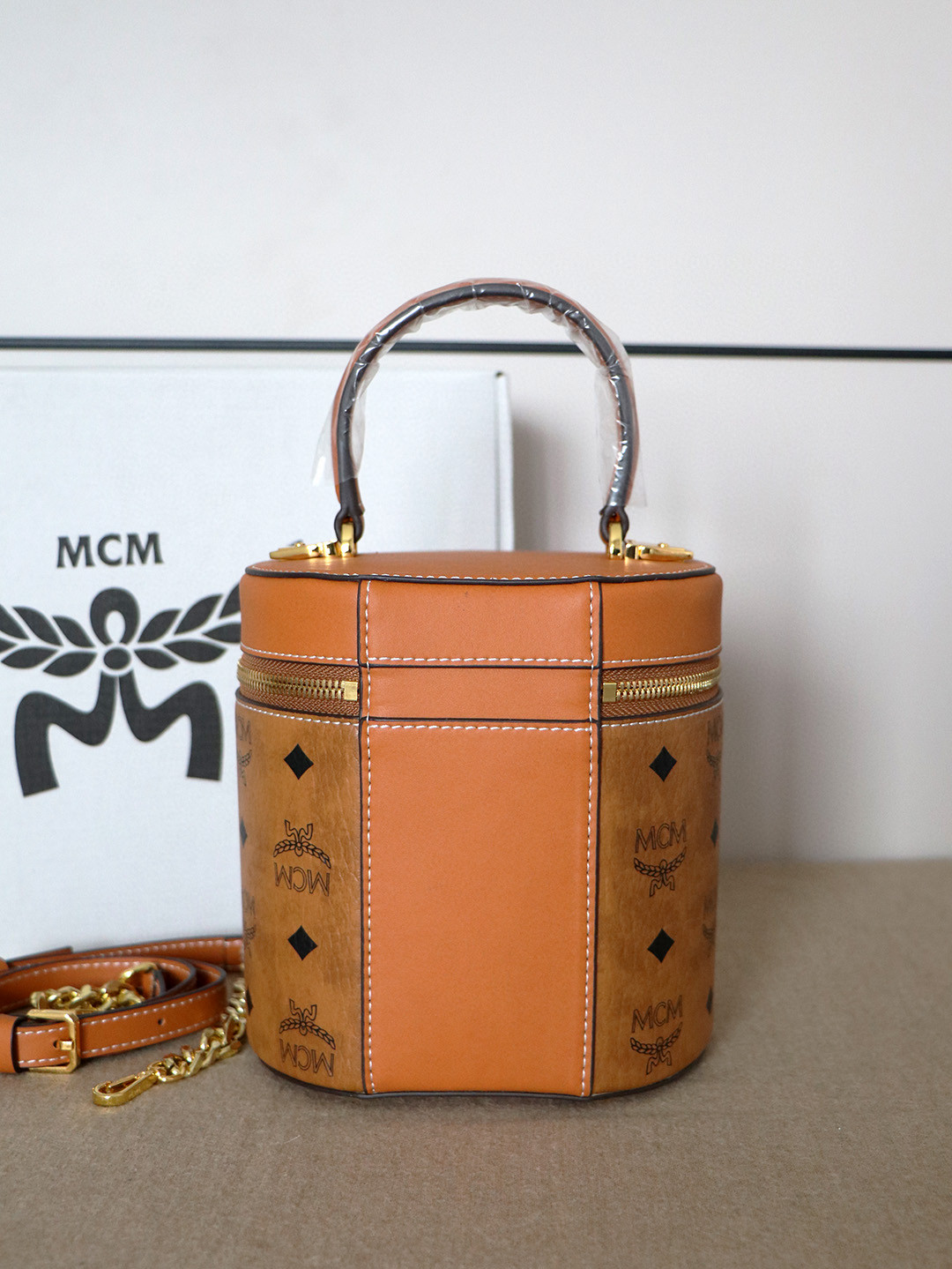 MCM mcm发财桶 几何造型采用双向拉链闭合设计 织物衬里内部空间充裕 可存放您的贵重物品