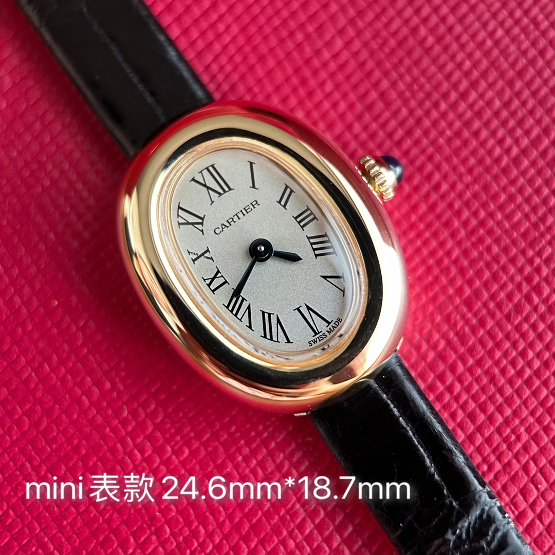 NO:385474,DR Factory Cartier Mini Bathtub, Cartier Mini Baignoire is an aesthetic that grows on everyone's heart. It is exquisite and small but recognizable. The round and smooth oval case has a round and delicate metallic luster, reflecting elegance and exquisiteness. The unique mini size is 24.6mm*18.7mm, paired with Cartier's classic Roma numerals, blue steel hand and sapphire round crown, simple and without loss of details. Each design highlights the brand's inheritance and ingenuity. The light and persuasive circular curved wrist design is the ultimate expression of low-key luxury. Whether worn alone or with a layered jewelry, it can be easily controlled, not ostentatious but enough to make people remember it at a glance. Live. This is the charm of a mini bathtub. DR produces, and it must be a fine product, dedicated to creating a small gold watch that belongs to you., cartier, cartier19860909DR Factory 卡地亚迷你浴缸,Cartier Mini Baignoire 长在每个人心尖上的审美.玲珑小巧却有极具辨识度,圆润流畅的椭园形表壳,金属光泽圆润细腻,折射出优雅与精致.独特迷你尺 寸24.6mm*18.7mm,搭配卡地亚经典的罗 马数字,蓝钢指针与蓝宝石浑圆表冠,简约 又不失细节.每一处设计都彰显品牌的传承 与匠心.轻盈服帖的圆弧形贴手腕设计,是 低调奢华的极致表现.无论单戴还是疊搭珠 宝都能轻松驾驭,不张扬却足以让人一眼记 住.这个就是迷你浴缸的魅力.DR出品,必属精品,致力于打造属于你命定的小金表.,,cartier,cartier,Watch