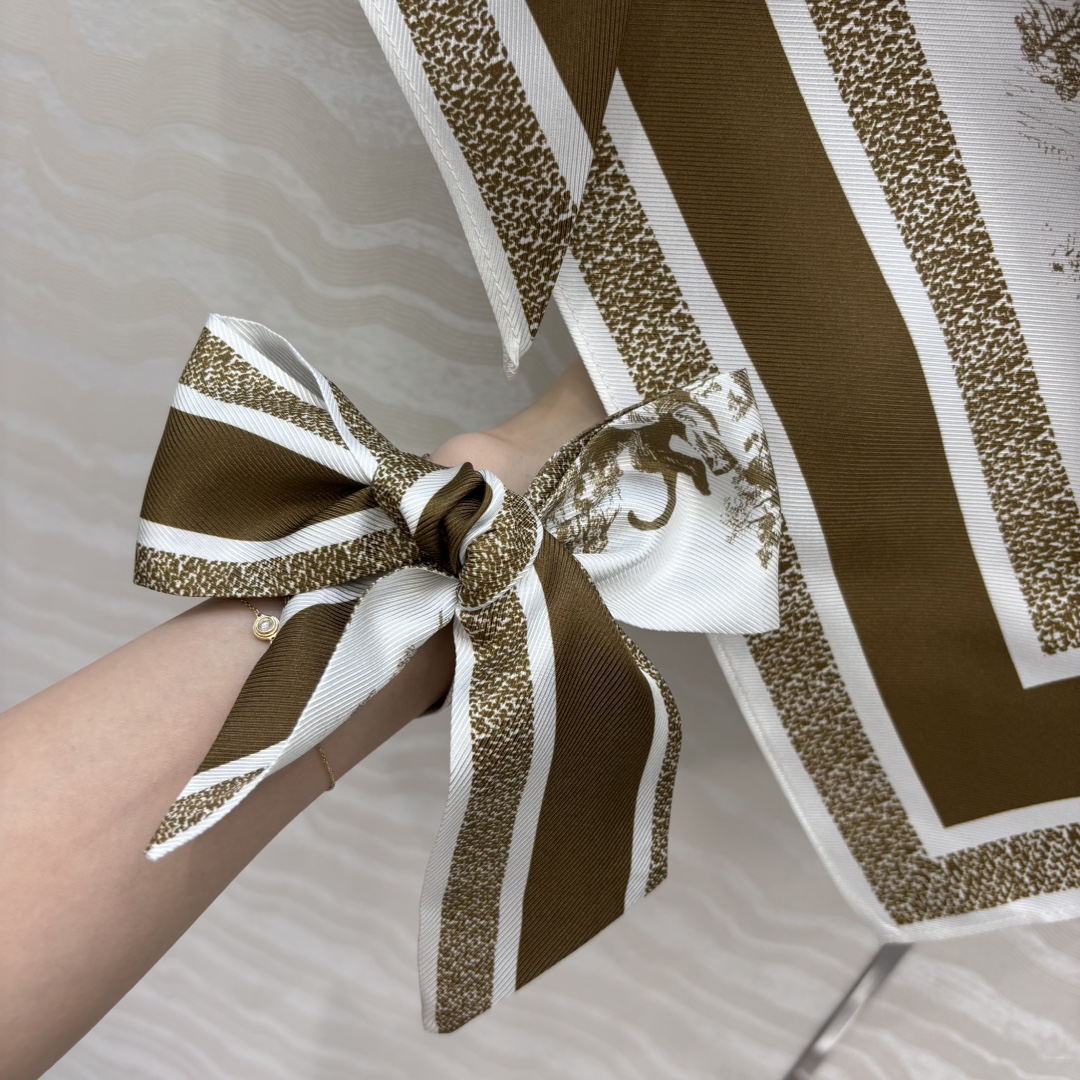 独家首发，原单品质❤️浪漫MissD度假风高级色调花㚏真丝三角丝巾斗篷披肩罩衫！ 配送小丝巾当头巾领结均