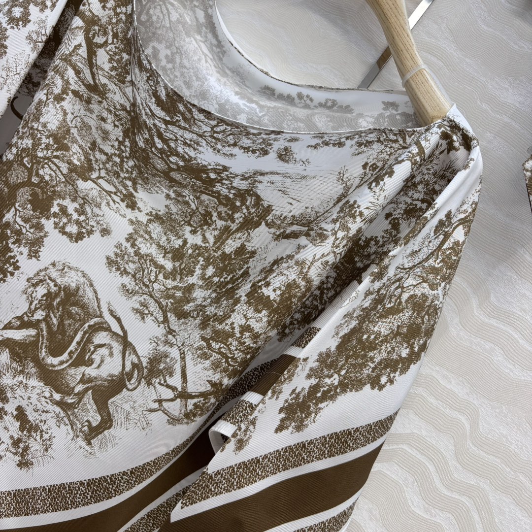 独家首发，原单品质❤️浪漫MissD度假风高级色调花㚏真丝三角丝巾斗篷披肩罩衫！ 配送小丝巾当头巾领结均