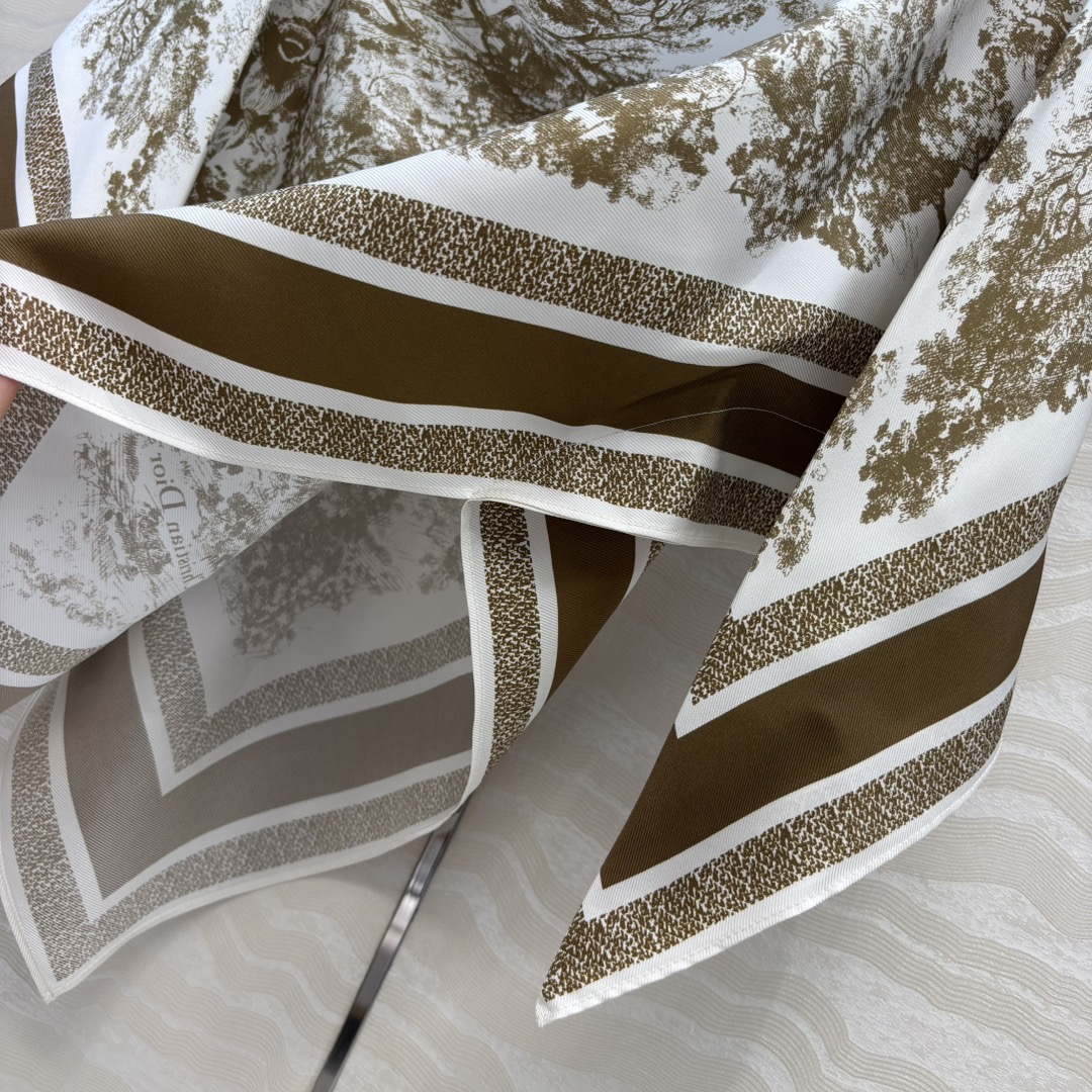 独家首发，原单品质❤️浪漫MissD度假风高级色调花㚏真丝三角丝巾斗篷披肩罩衫！ 配送小丝巾当头巾领结均