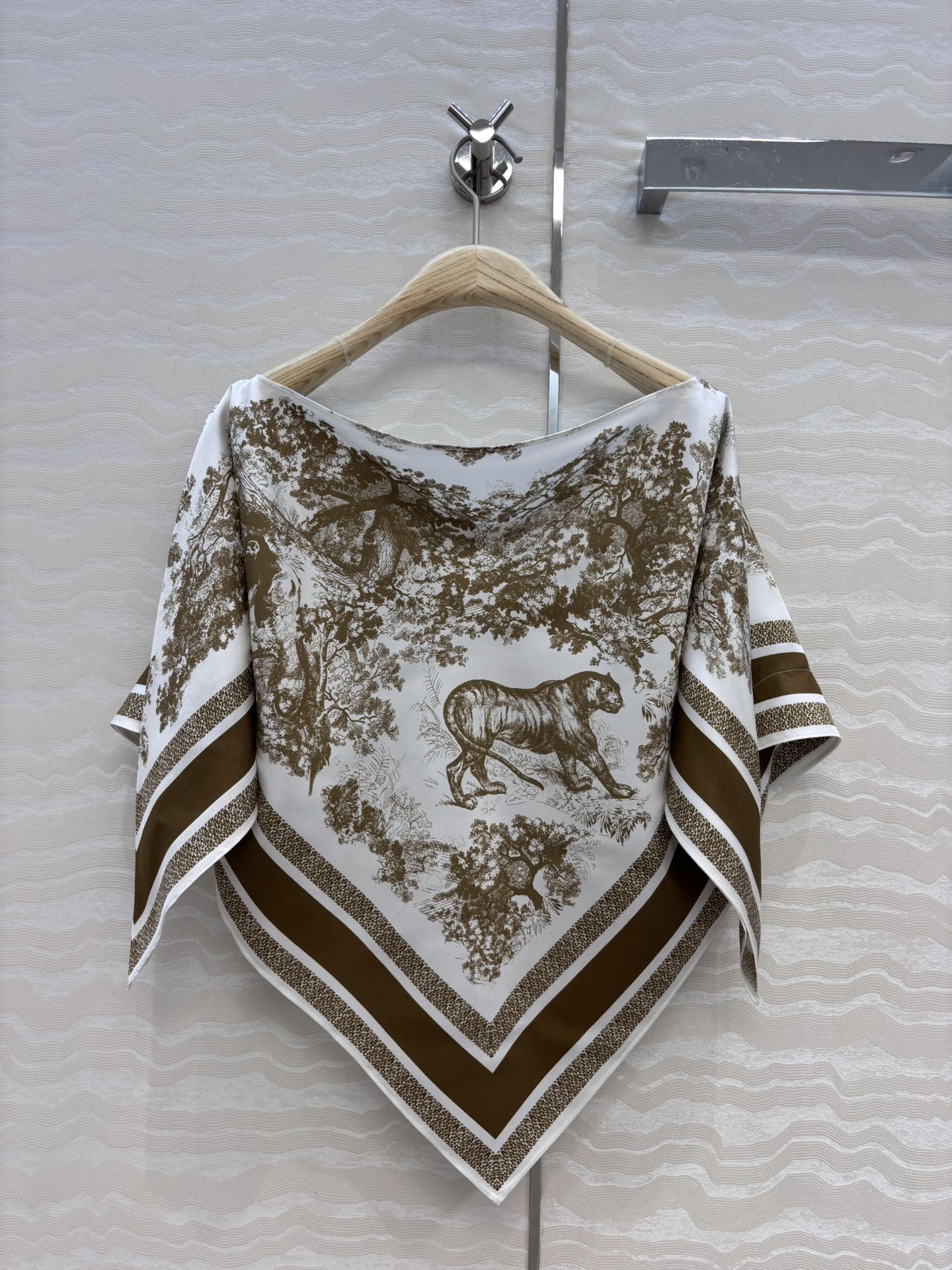 独家首发，原单品质❤️浪漫MissD度假风高级色调花㚏真丝三角丝巾斗篷披肩罩衫！ 配送小丝巾当头巾领结均