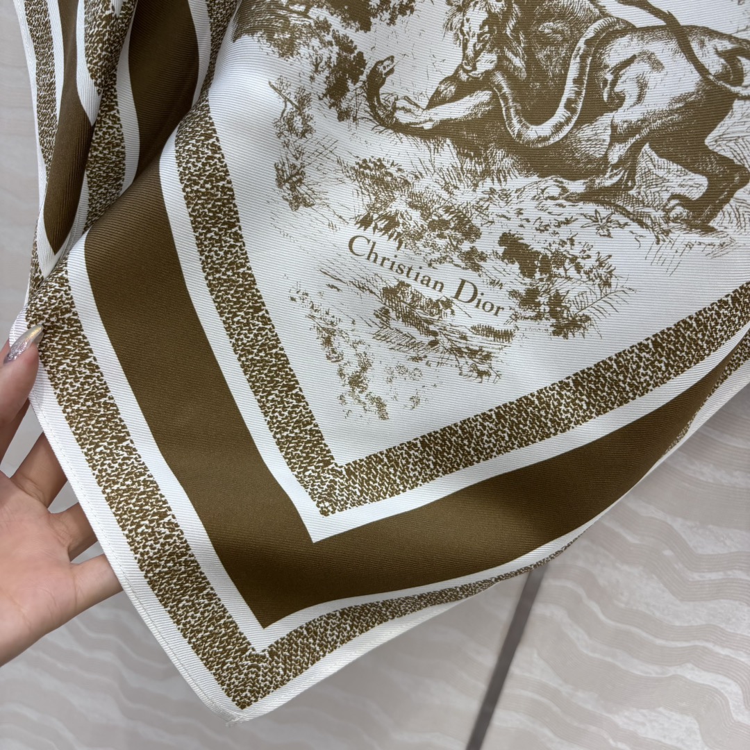 独家首发，原单品质❤️浪漫MissD度假风高级色调花㚏真丝三角丝巾斗篷披肩罩衫！ 配送小丝巾当头巾领结均