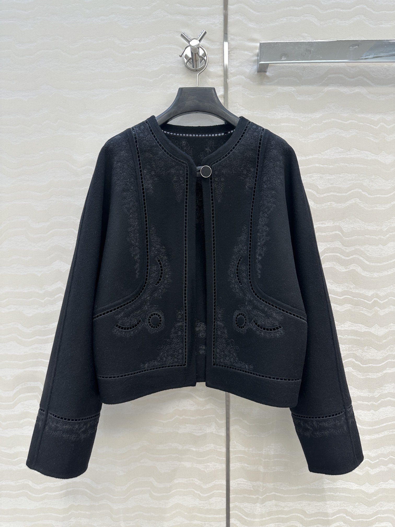 Veste en cachemire et laine avec broderie ajourée pour un look élégant et sophistiqué
