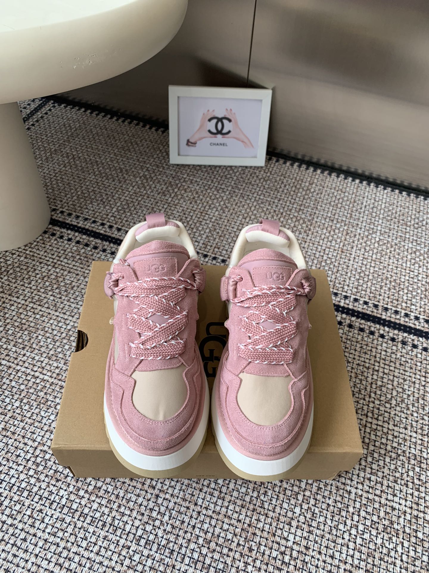 NO:511686,UGG 25ss autumn and winter new style, thick-soled casual shoes as the leading brand. This new style also continues its usual comfort concept. It is light and comfortable to wear when worn on the feet. It is as if it is stepped on the cloud. It is made of EVA material, which is non-slip and wear-resistant. Whether you are walking or running, you will never have to worry about being tired of walking. In addition to comfort, the design of this new style is also super fashionable. Simple lines and smooth tailoring. The fluff decoration on the upper is the finishing touch, making the whole pair look more cute and playful. Size: 35-40 (41 custom made without return and exchange), casual shoes/sports shoes, sneakers19860909UGG 25ss秋冬新款 厚底休闲鞋  作为的领军品牌 这双新款同样延续了其一贯的舒适理念 穿在脚上轻盈自在 仿佛踩在了云朵上一般鞋底采用EVA材质 防滑耐磨 不管是走路还是跑步都稳稳当当的再也不用担心走路累脚啦 除了舒适度 这双新款的设计也是超级时尚的 简约的线条和流畅的剪裁 鞋面上的绒毛装饰更是点睛之笔 让整双看起来更加可爱俏皮 码数: 35-40(41定做不退换),休闲鞋/运动鞋,sneakers,Women's Shoes