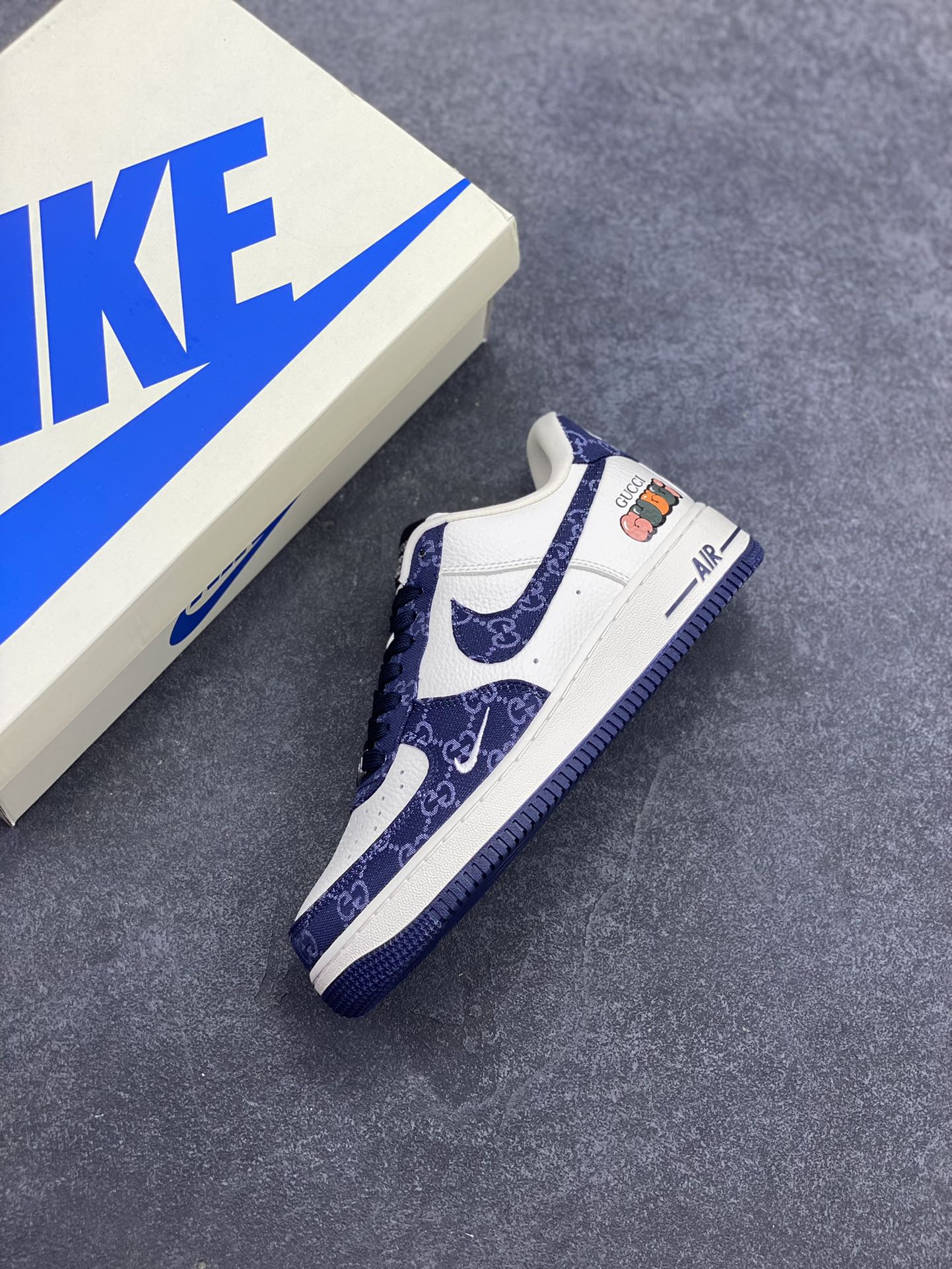 图片[7]-NIke Air Force 1 \’07 Low 古驰联名–藏蓝牛仔 空军一号低帮 运动鞋 休闲鞋 折边针车 工艺难度大 原楦头原纸板 原装鞋盒 原厂鞋底 超高清洁度 细节完美 货号：SC0601-569 尺码：36 36.5 37.5 38 38.5 39 40 40.5 41 42 42.5 43 44 44.5 45-选品中心