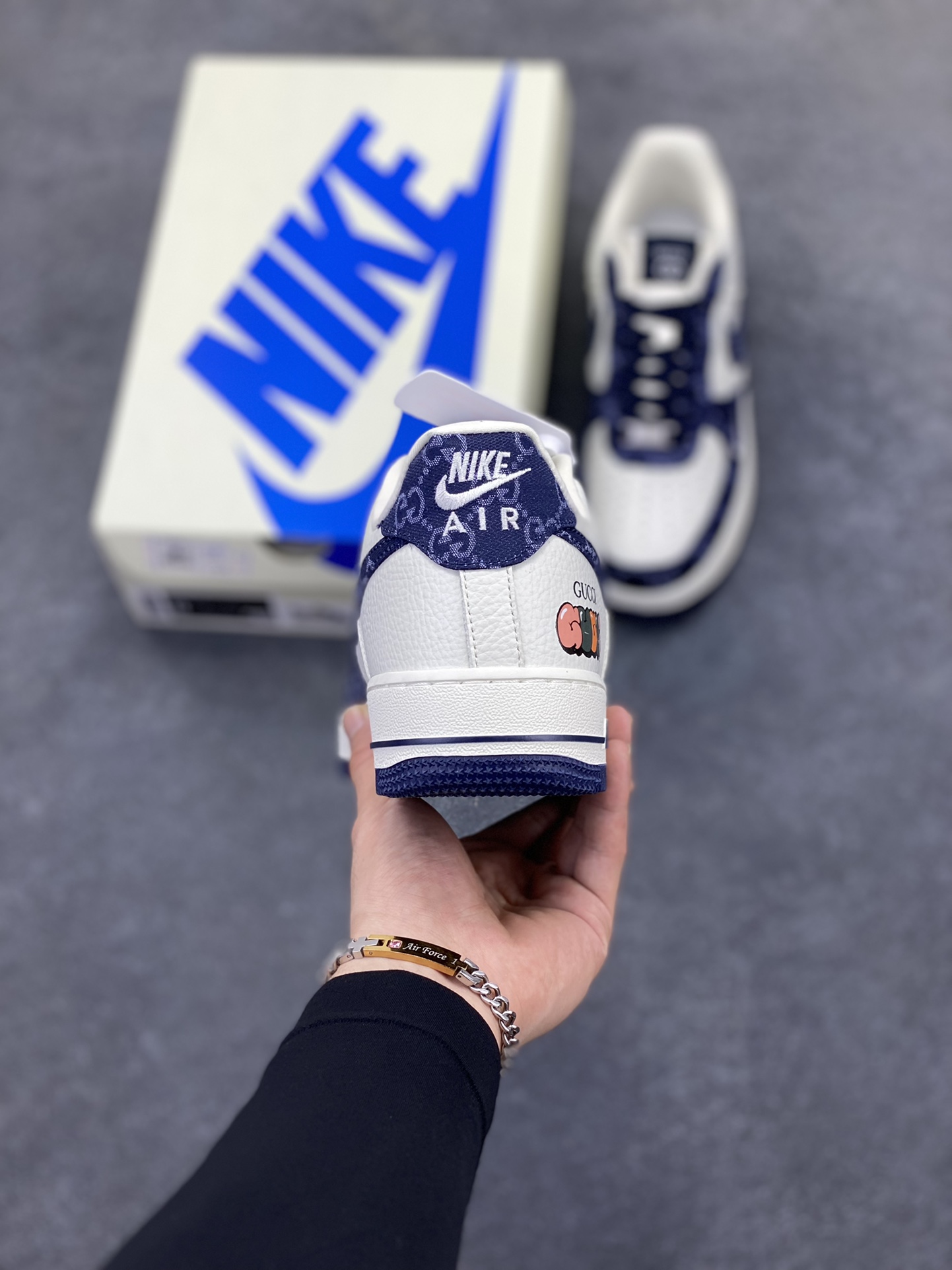 图片[4]-NIke Air Force 1 \’07 Low 古驰联名–藏蓝牛仔 空军一号低帮 运动鞋 休闲鞋 折边针车 工艺难度大 原楦头原纸板 原装鞋盒 原厂鞋底 超高清洁度 细节完美 货号：SC0601-569 尺码：36 36.5 37.5 38 38.5 39 40 40.5 41 42 42.5 43 44 44.5 45-选品中心
