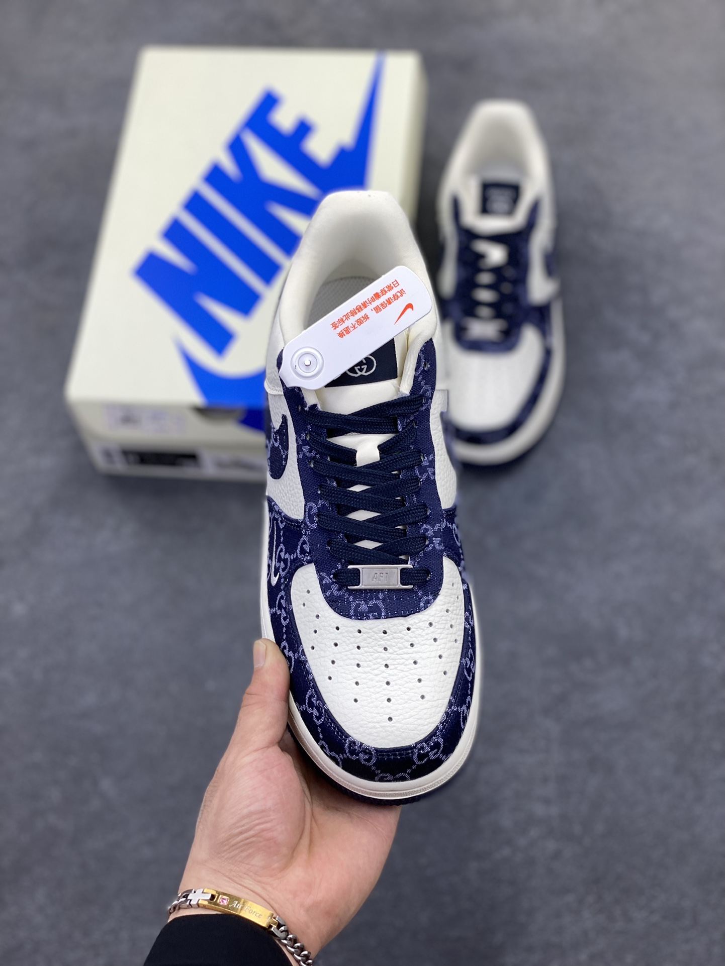 图片[2]-NIke Air Force 1 \’07 Low 古驰联名–藏蓝牛仔 空军一号低帮 运动鞋 休闲鞋 折边针车 工艺难度大 原楦头原纸板 原装鞋盒 原厂鞋底 超高清洁度 细节完美 货号：SC0601-569 尺码：36 36.5 37.5 38 38.5 39 40 40.5 41 42 42.5 43 44 44.5 45-选品中心
