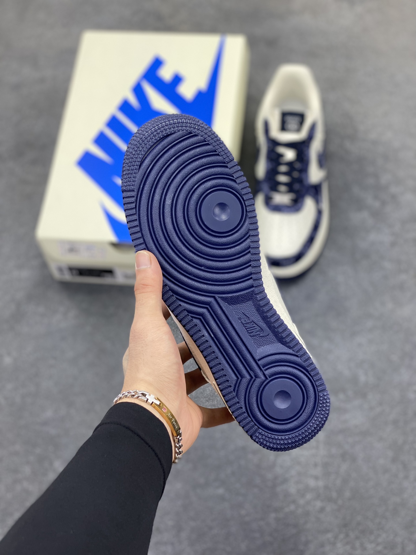 图片[5]-NIke Air Force 1 \’07 Low 古驰联名–藏蓝牛仔 空军一号低帮 运动鞋 休闲鞋 折边针车 工艺难度大 原楦头原纸板 原装鞋盒 原厂鞋底 超高清洁度 细节完美 货号：SC0601-569 尺码：36 36.5 37.5 38 38.5 39 40 40.5 41 42 42.5 43 44 44.5 45-选品中心
