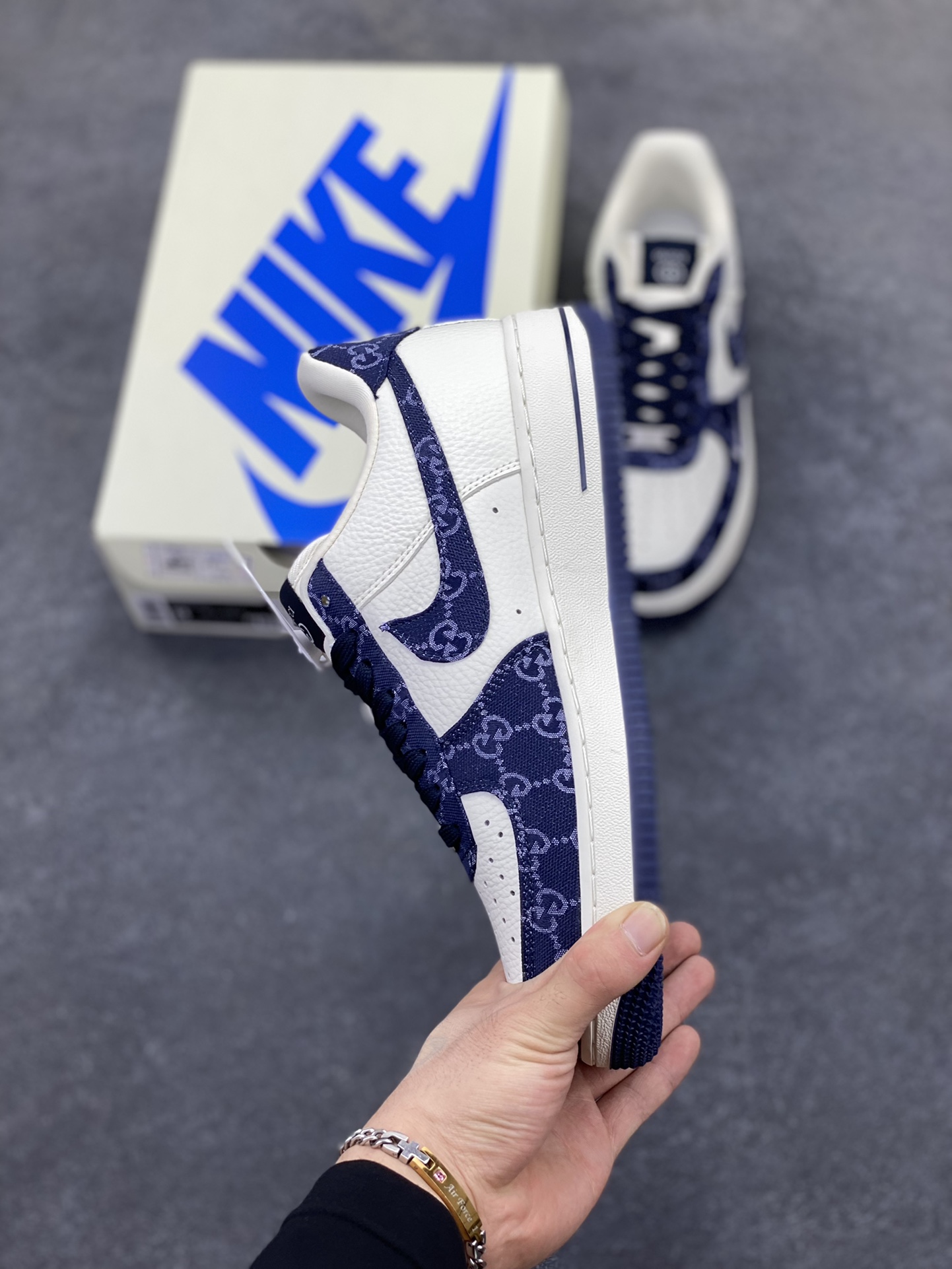 图片[3]-NIke Air Force 1 \’07 Low 古驰联名–藏蓝牛仔 空军一号低帮 运动鞋 休闲鞋 折边针车 工艺难度大 原楦头原纸板 原装鞋盒 原厂鞋底 超高清洁度 细节完美 货号：SC0601-569 尺码：36 36.5 37.5 38 38.5 39 40 40.5 41 42 42.5 43 44 44.5 45-选品中心