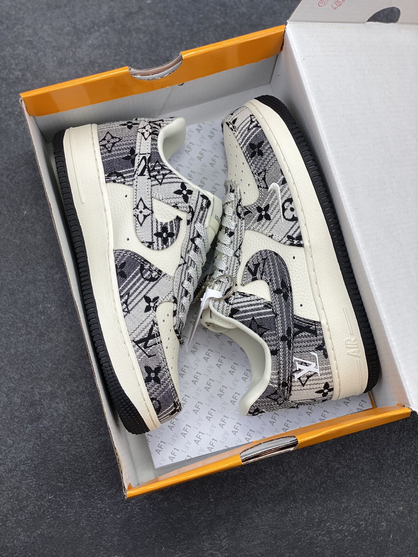 图片[9]-NIke Air Force 1 \’07 Low “LV联名——灰花布”空军一号 低帮 运动鞋 休闲鞋 折边针车 工艺难度大 原楦头原纸板 原装鞋盒 定制五金配件 内置全掌气垫 原厂鞋底 货号：DF0188-077 尺码：36 36.5 37.5 38 38.5 39 40 40.5 41 42 42.5 43 44 44.5 45-选品中心