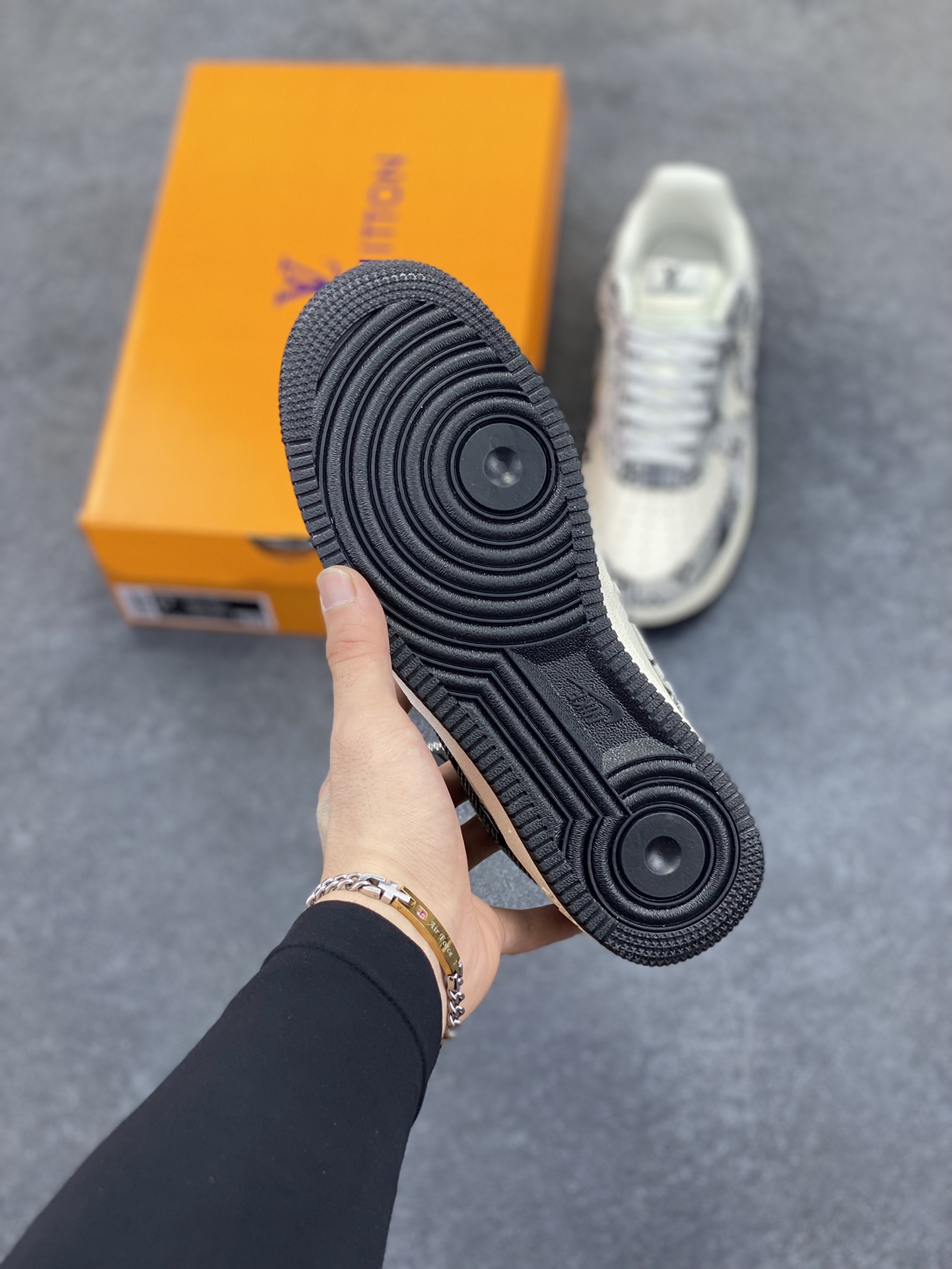 图片[5]-NIke Air Force 1 \’07 Low “LV联名——灰花布”空军一号 低帮 运动鞋 休闲鞋 折边针车 工艺难度大 原楦头原纸板 原装鞋盒 定制五金配件 内置全掌气垫 原厂鞋底 货号：DF0188-077 尺码：36 36.5 37.5 38 38.5 39 40 40.5 41 42 42.5 43 44 44.5 45-选品中心