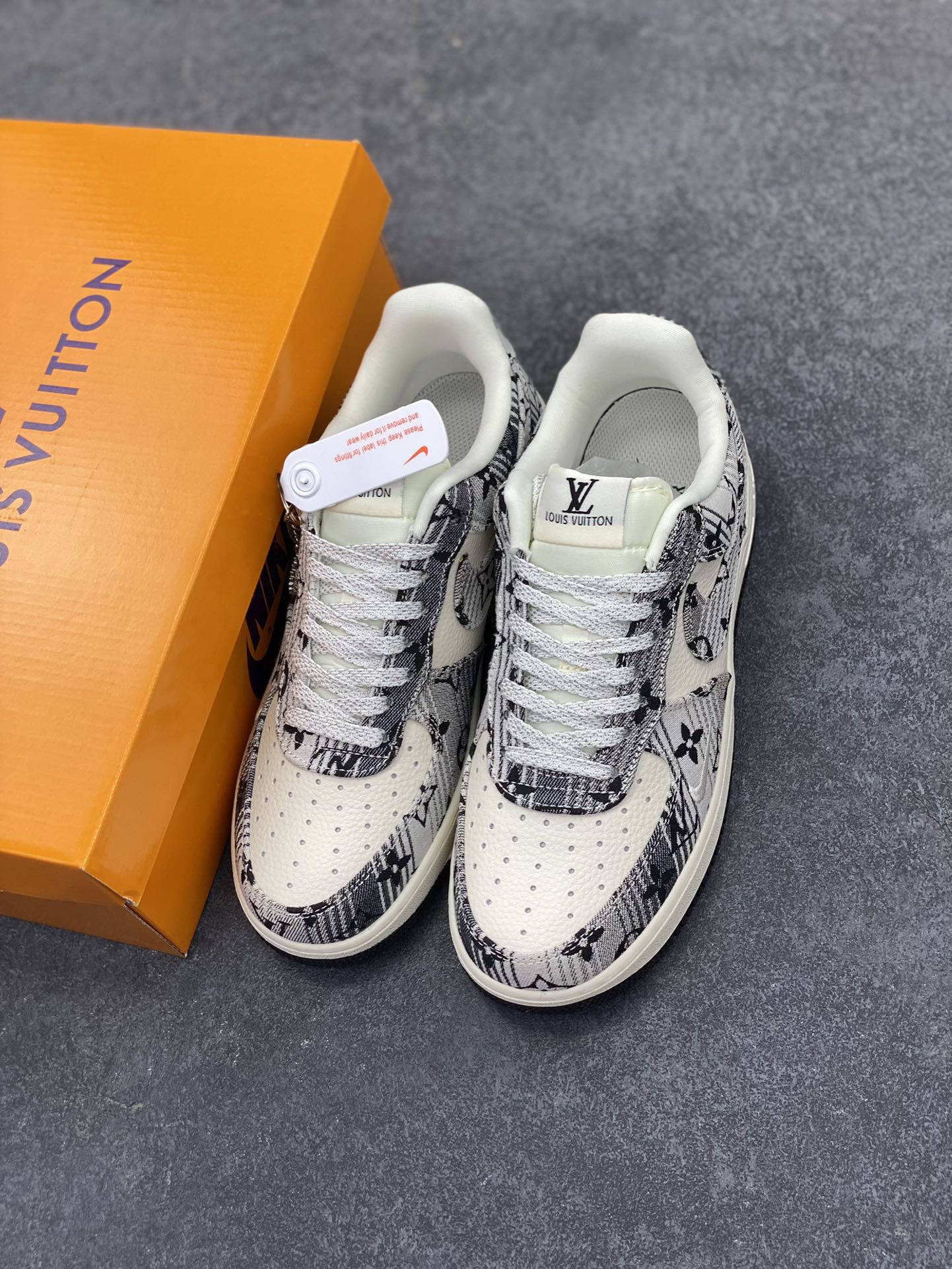 图片[8]-NIke Air Force 1 \’07 Low “LV联名——灰花布”空军一号 低帮 运动鞋 休闲鞋 折边针车 工艺难度大 原楦头原纸板 原装鞋盒 定制五金配件 内置全掌气垫 原厂鞋底 货号：DF0188-077 尺码：36 36.5 37.5 38 38.5 39 40 40.5 41 42 42.5 43 44 44.5 45-选品中心