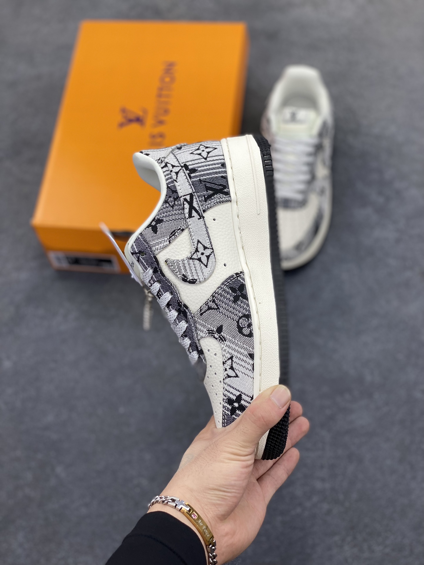 图片[3]-NIke Air Force 1 \’07 Low “LV联名——灰花布”空军一号 低帮 运动鞋 休闲鞋 折边针车 工艺难度大 原楦头原纸板 原装鞋盒 定制五金配件 内置全掌气垫 原厂鞋底 货号：DF0188-077 尺码：36 36.5 37.5 38 38.5 39 40 40.5 41 42 42.5 43 44 44.5 45-选品中心