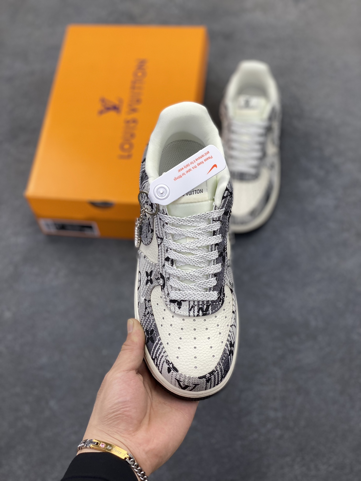 图片[2]-NIke Air Force 1 \’07 Low “LV联名——灰花布”空军一号 低帮 运动鞋 休闲鞋 折边针车 工艺难度大 原楦头原纸板 原装鞋盒 定制五金配件 内置全掌气垫 原厂鞋底 货号：DF0188-077 尺码：36 36.5 37.5 38 38.5 39 40 40.5 41 42 42.5 43 44 44.5 45-选品中心