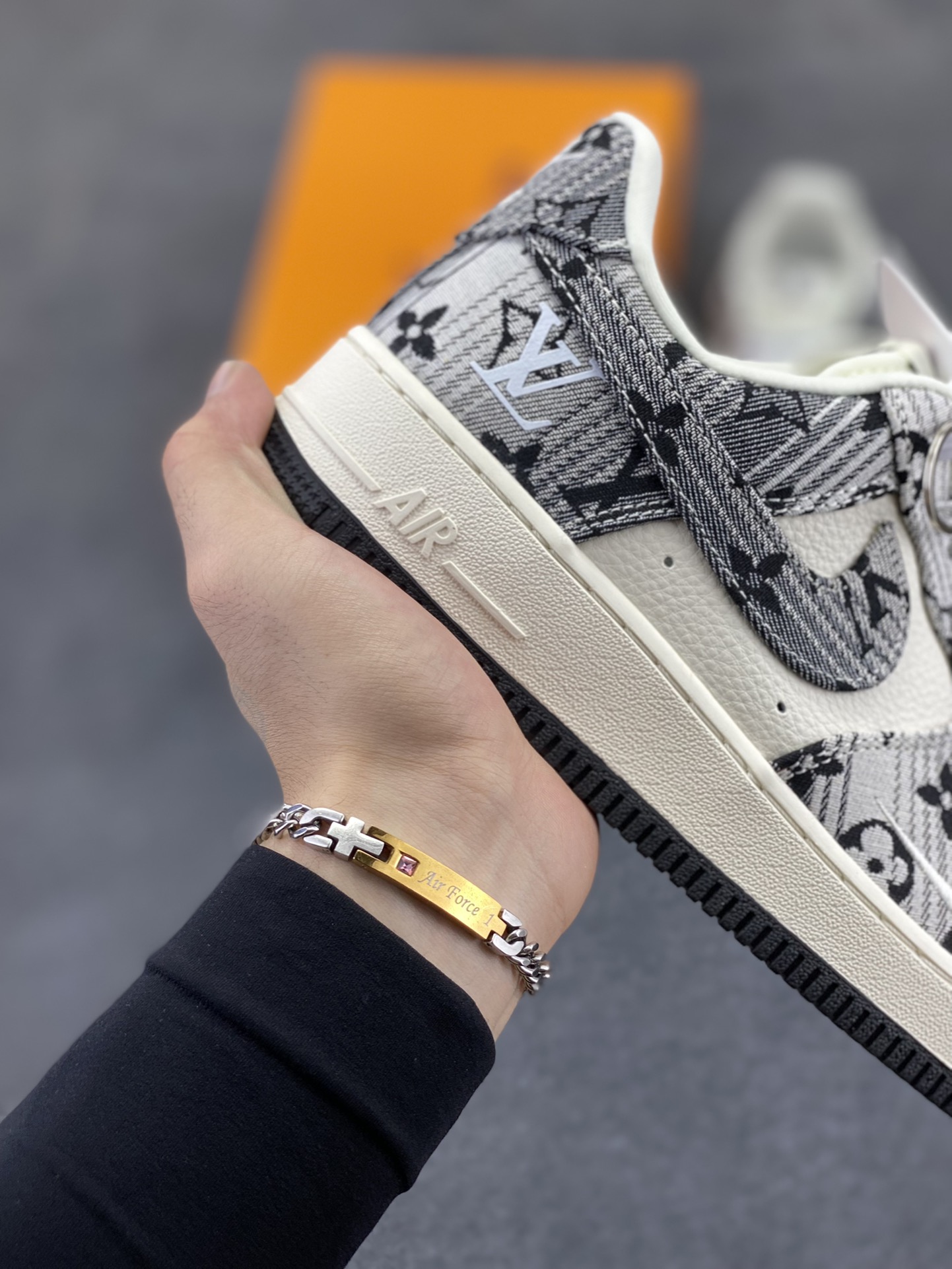图片[6]-NIke Air Force 1 \’07 Low “LV联名——灰花布”空军一号 低帮 运动鞋 休闲鞋 折边针车 工艺难度大 原楦头原纸板 原装鞋盒 定制五金配件 内置全掌气垫 原厂鞋底 货号：DF0188-077 尺码：36 36.5 37.5 38 38.5 39 40 40.5 41 42 42.5 43 44 44.5 45-选品中心