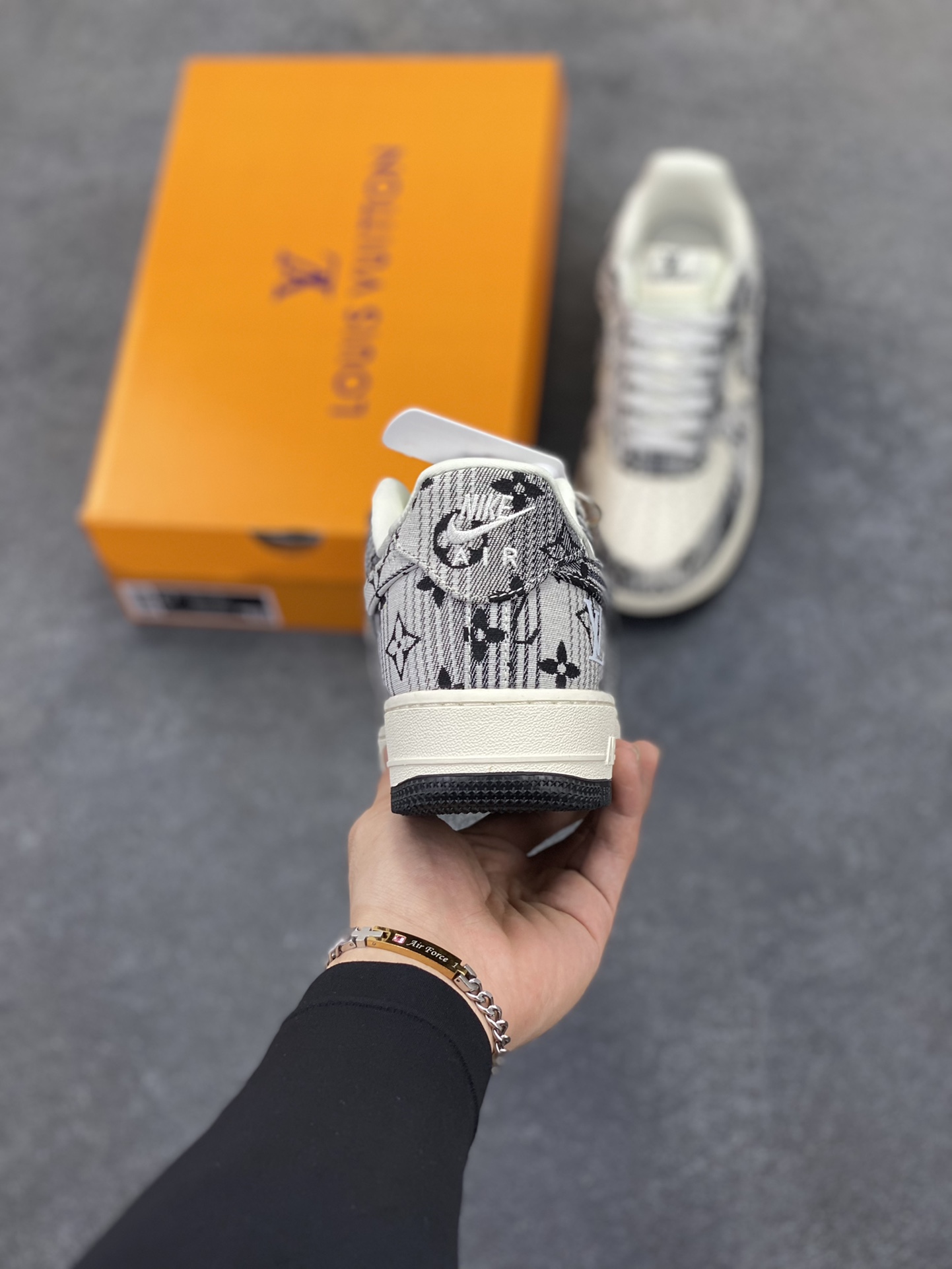 图片[4]-NIke Air Force 1 \’07 Low “LV联名——灰花布”空军一号 低帮 运动鞋 休闲鞋 折边针车 工艺难度大 原楦头原纸板 原装鞋盒 定制五金配件 内置全掌气垫 原厂鞋底 货号：DF0188-077 尺码：36 36.5 37.5 38 38.5 39 40 40.5 41 42 42.5 43 44 44.5 45-选品中心