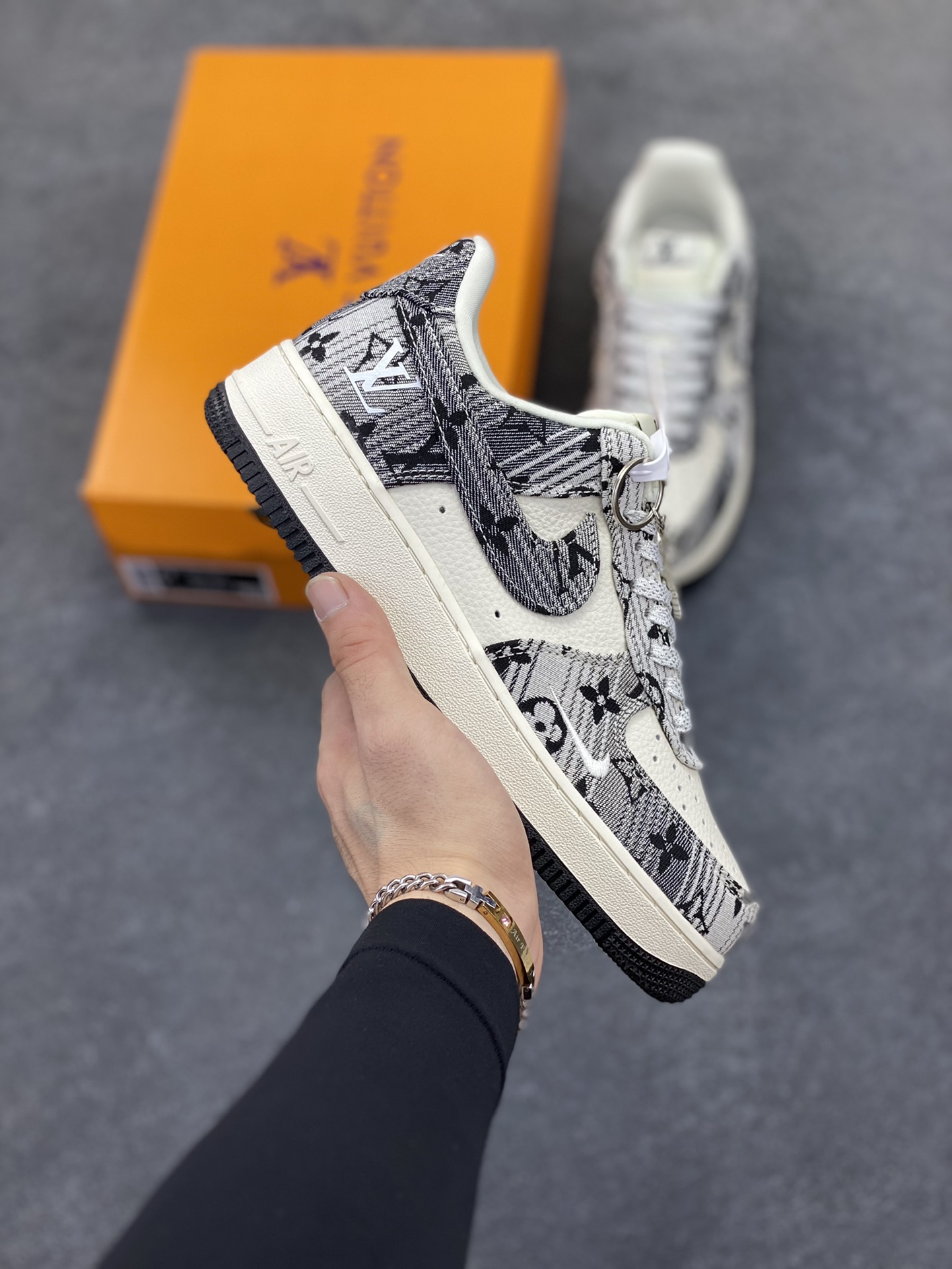 NIke Air Force 1 \’07 Low “LV联名——灰花布”空军一号 低帮 运动鞋 休闲鞋 折边针车 工艺难度大 原楦头原纸板 原装鞋盒 定制五金配件 内置全掌气垫 原厂鞋底 货号:DF0188-077 尺码:36 36.5 37.5 38 38.5 39 40 40.5 41 42 42.5 43 44 44.5 45-选品中心