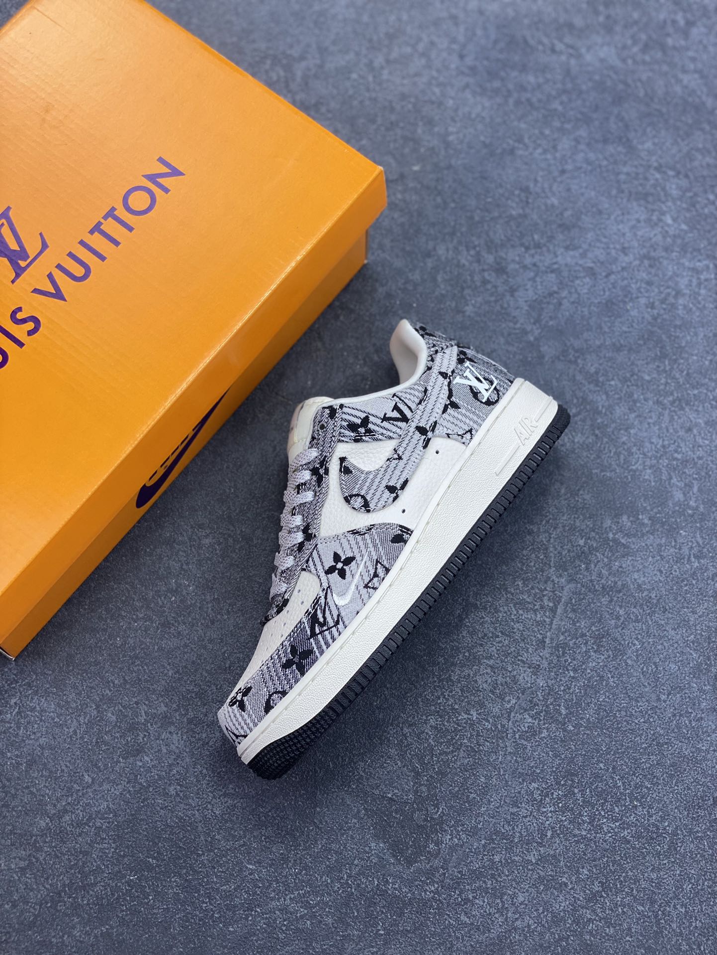 图片[7]-NIke Air Force 1 \’07 Low “LV联名——灰花布”空军一号 低帮 运动鞋 休闲鞋 折边针车 工艺难度大 原楦头原纸板 原装鞋盒 定制五金配件 内置全掌气垫 原厂鞋底 货号：DF0188-077 尺码：36 36.5 37.5 38 38.5 39 40 40.5 41 42 42.5 43 44 44.5 45-选品中心
