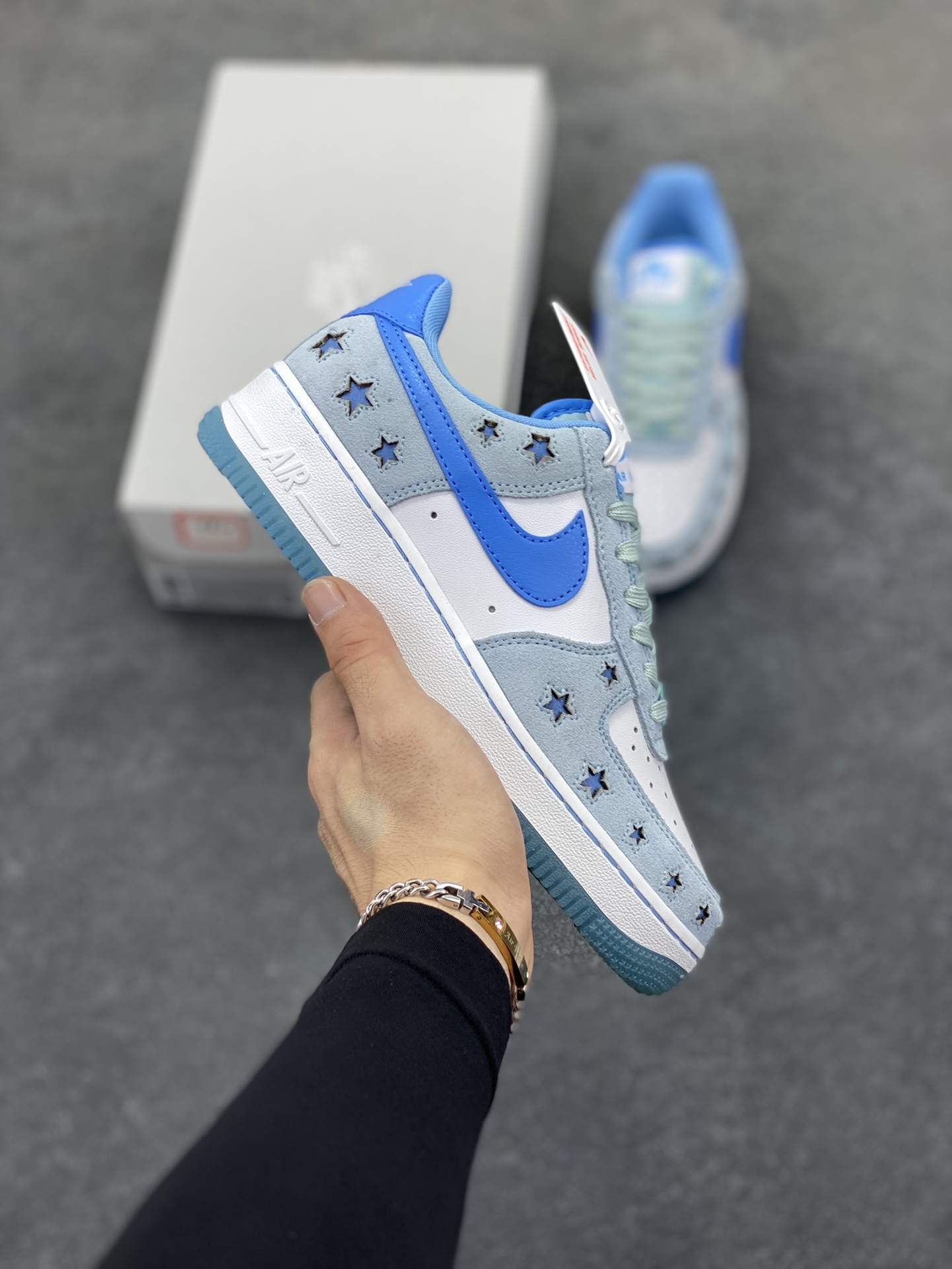 Nike Air Force 1 Low 翻毛星星蓝 原楦头原纸板 打造纯正空军版型 专注外贸渠道 全掌内置蜂窝气垫 原盒配件 原厂中底钢印、拉帮完美 货号：HQ8051-400 尺码：35.5 36 36.5 37.5 38 38.5 39 40 40.5 41 42 42.5 43 44 44.5 45-选品中心