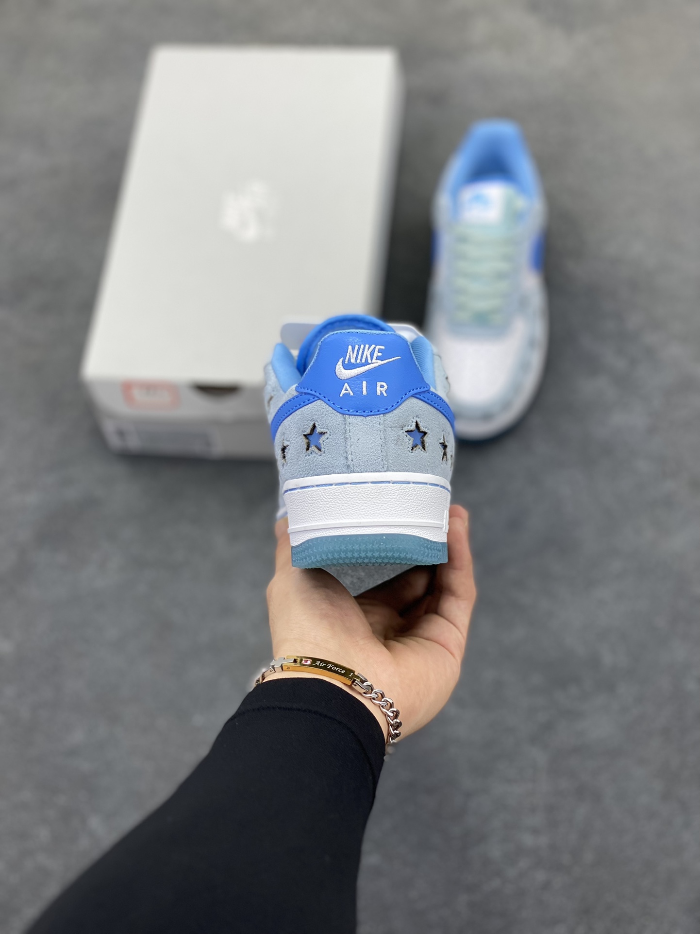 图片[4]-Nike Air Force 1 Low 翻毛星星蓝 原楦头原纸板 打造纯正空军版型 专注外贸渠道 全掌内置蜂窝气垫 原盒配件 原厂中底钢印、拉帮完美 货号：HQ8051-400 尺码：35.5 36 36.5 37.5 38 38.5 39 40 40.5 41 42 42.5 43 44 44.5 45-选品中心