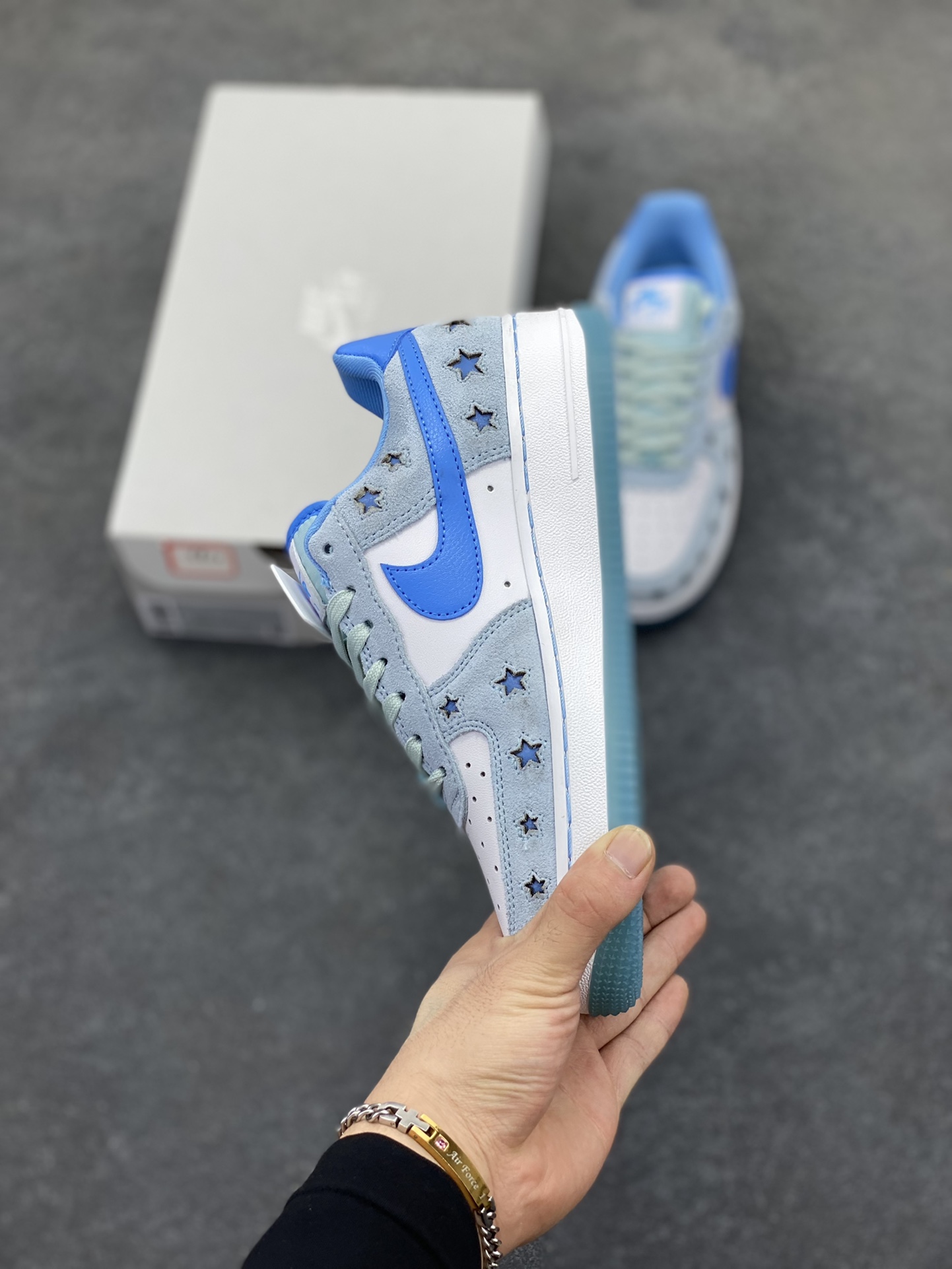 图片[3]-Nike Air Force 1 Low 翻毛星星蓝 原楦头原纸板 打造纯正空军版型 专注外贸渠道 全掌内置蜂窝气垫 原盒配件 原厂中底钢印、拉帮完美 货号：HQ8051-400 尺码：35.5 36 36.5 37.5 38 38.5 39 40 40.5 41 42 42.5 43 44 44.5 45-选品中心