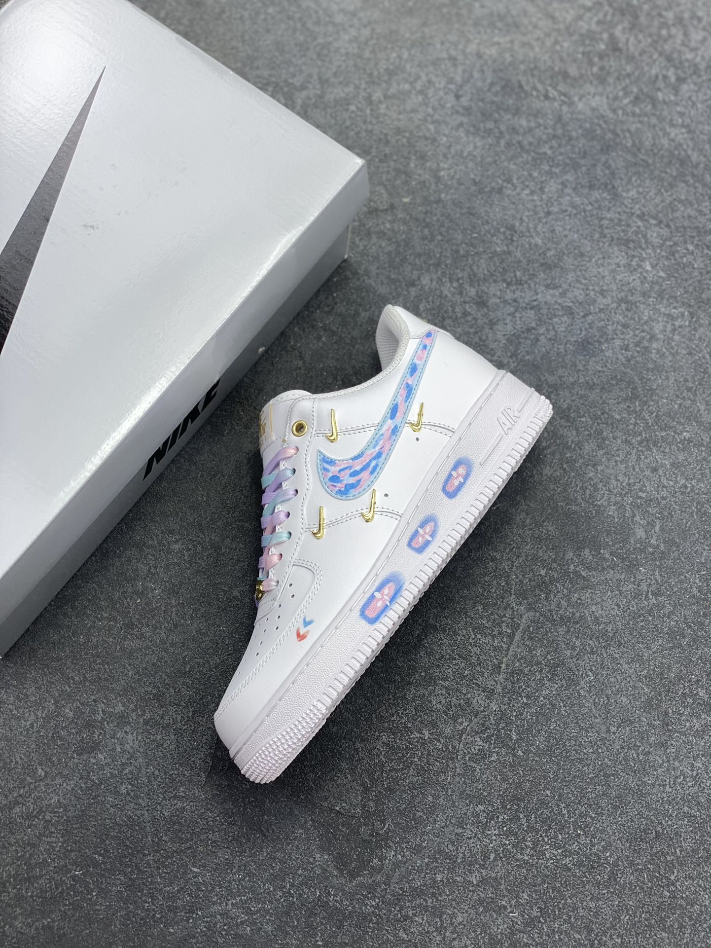 图片[7]-Nike Air Force 1 Low’07 四勾莫奈印象 空军一号低帮休闲板鞋 定制皮料 定制鞋盒 原楦原纸板 纯正空军版型 内置全掌气垫 货号：ZH0316-105 尺码：36 36.5 37.5 38 38.5 39 40 40.5 41 42 42.5 43 44 44.5 45-选品中心