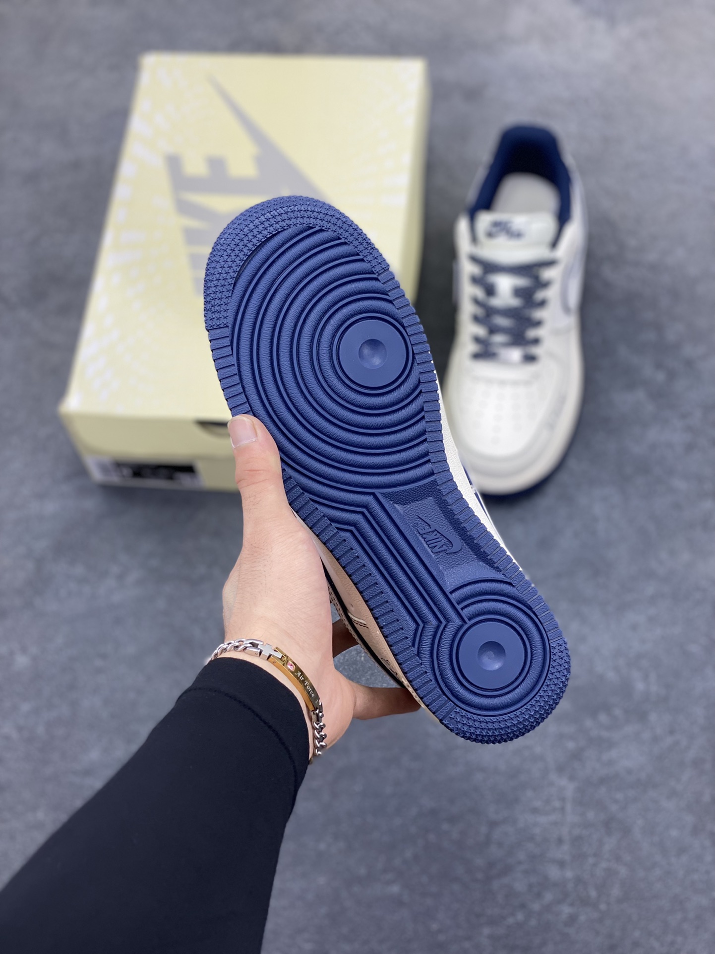 图片[5]-NIke Air Force 1 \’07 Low “耐克——NIKE米蓝兔八哥”空军一号 低帮 运动鞋 休闲鞋 折边针车 工艺难度大 原楦头原纸板 原装鞋盒 定制五金配件 内置全掌气垫 原厂鞋底 货号：JP8028-013 尺码：36 36.5 37.5 38 38.5 39 40 40.5 41 42 42.5 43 44 44.5 45-选品中心