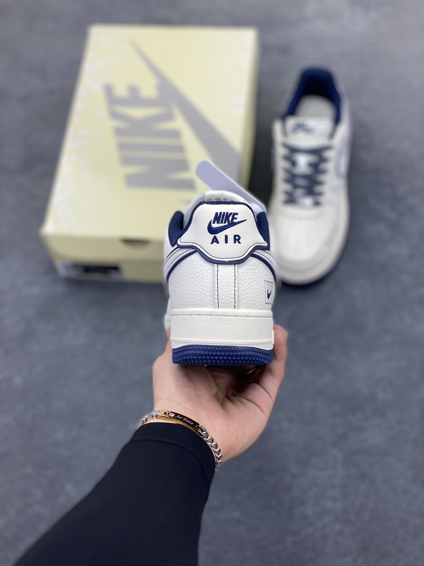 图片[4]-NIke Air Force 1 \’07 Low “耐克——NIKE米蓝兔八哥”空军一号 低帮 运动鞋 休闲鞋 折边针车 工艺难度大 原楦头原纸板 原装鞋盒 定制五金配件 内置全掌气垫 原厂鞋底 货号：JP8028-013 尺码：36 36.5 37.5 38 38.5 39 40 40.5 41 42 42.5 43 44 44.5 45-选品中心