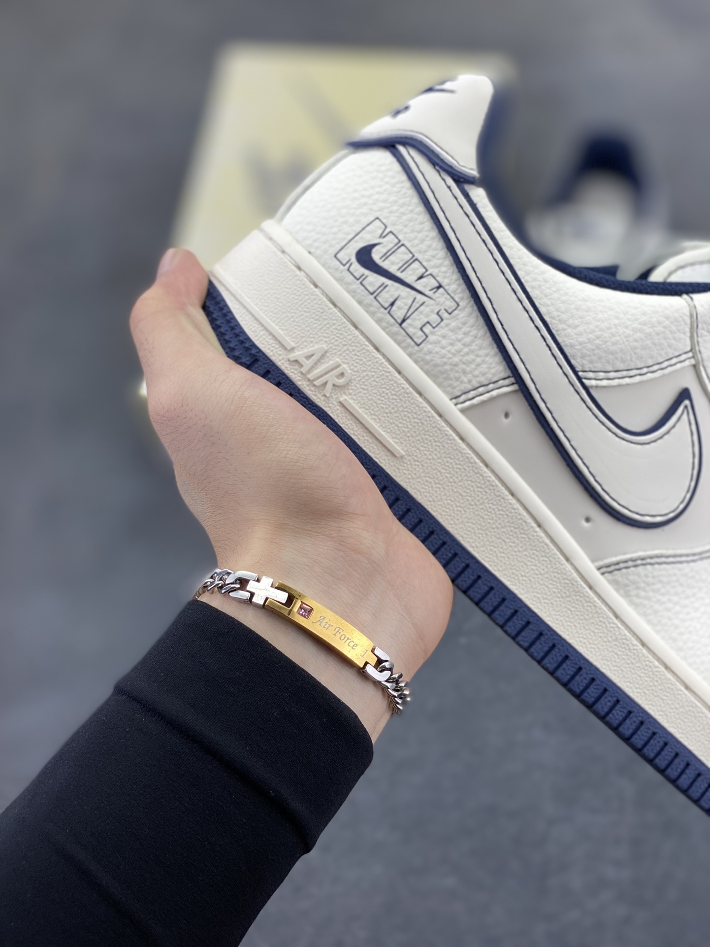 图片[6]-NIke Air Force 1 \’07 Low “耐克——NIKE米蓝兔八哥”空军一号 低帮 运动鞋 休闲鞋 折边针车 工艺难度大 原楦头原纸板 原装鞋盒 定制五金配件 内置全掌气垫 原厂鞋底 货号：JP8028-013 尺码：36 36.5 37.5 38 38.5 39 40 40.5 41 42 42.5 43 44 44.5 45-选品中心