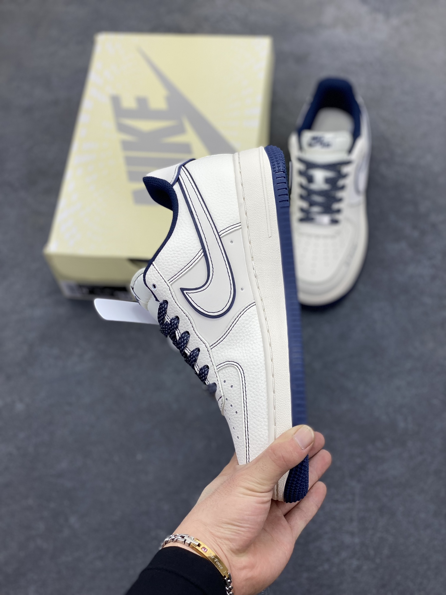 图片[3]-NIke Air Force 1 \’07 Low “耐克——NIKE米蓝兔八哥”空军一号 低帮 运动鞋 休闲鞋 折边针车 工艺难度大 原楦头原纸板 原装鞋盒 定制五金配件 内置全掌气垫 原厂鞋底 货号：JP8028-013 尺码：36 36.5 37.5 38 38.5 39 40 40.5 41 42 42.5 43 44 44.5 45-选品中心