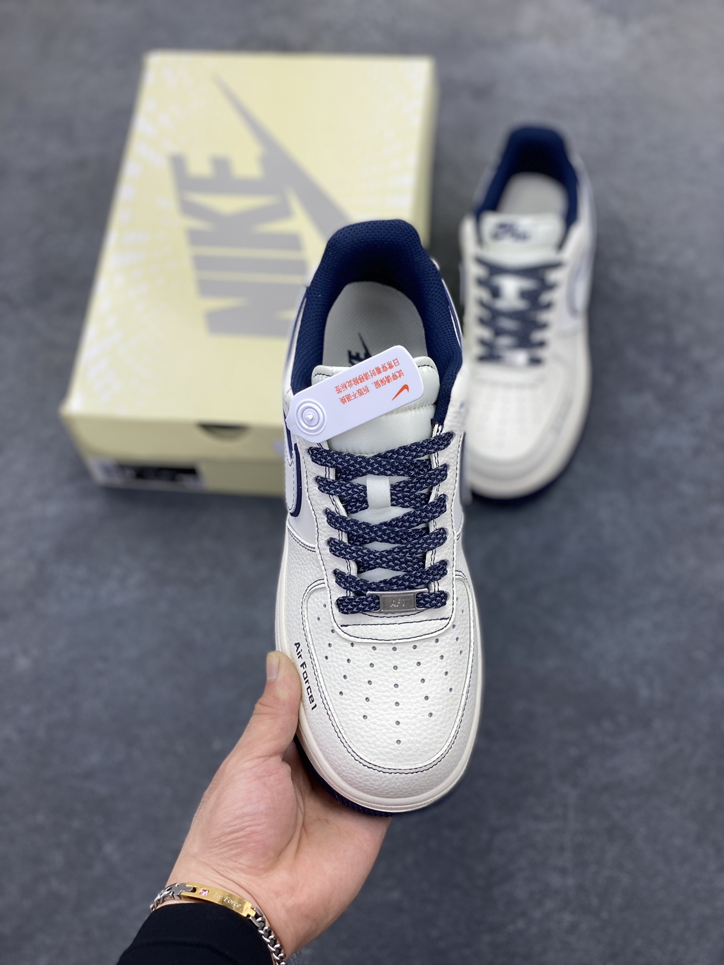 图片[2]-NIke Air Force 1 \’07 Low “耐克——NIKE米蓝兔八哥”空军一号 低帮 运动鞋 休闲鞋 折边针车 工艺难度大 原楦头原纸板 原装鞋盒 定制五金配件 内置全掌气垫 原厂鞋底 货号：JP8028-013 尺码：36 36.5 37.5 38 38.5 39 40 40.5 41 42 42.5 43 44 44.5 45-选品中心