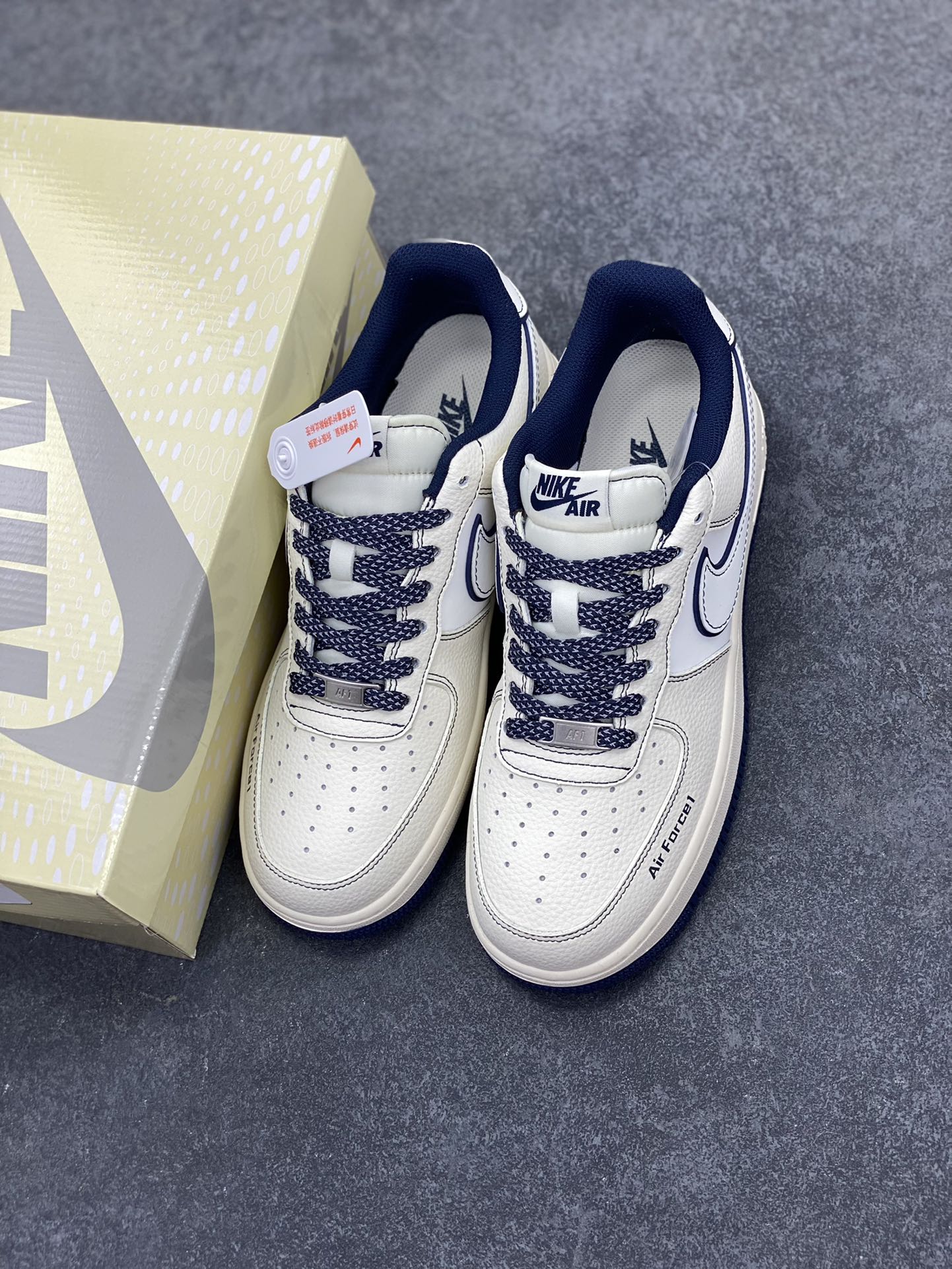 图片[8]-NIke Air Force 1 \’07 Low “耐克——NIKE米蓝兔八哥”空军一号 低帮 运动鞋 休闲鞋 折边针车 工艺难度大 原楦头原纸板 原装鞋盒 定制五金配件 内置全掌气垫 原厂鞋底 货号：JP8028-013 尺码：36 36.5 37.5 38 38.5 39 40 40.5 41 42 42.5 43 44 44.5 45-选品中心