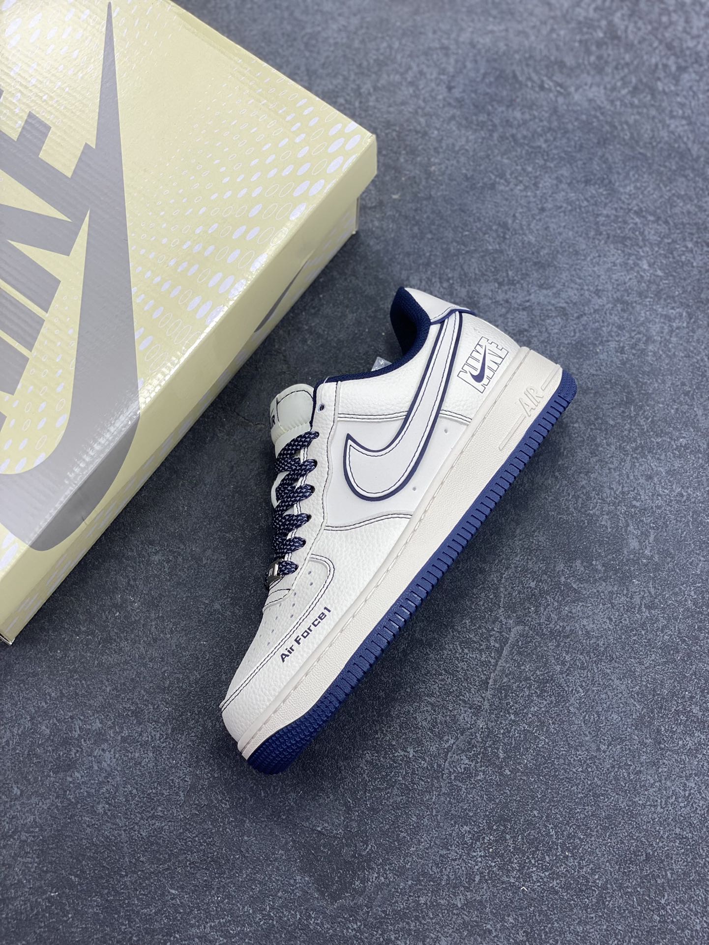 图片[7]-NIke Air Force 1 \’07 Low “耐克——NIKE米蓝兔八哥”空军一号 低帮 运动鞋 休闲鞋 折边针车 工艺难度大 原楦头原纸板 原装鞋盒 定制五金配件 内置全掌气垫 原厂鞋底 货号：JP8028-013 尺码：36 36.5 37.5 38 38.5 39 40 40.5 41 42 42.5 43 44 44.5 45-选品中心