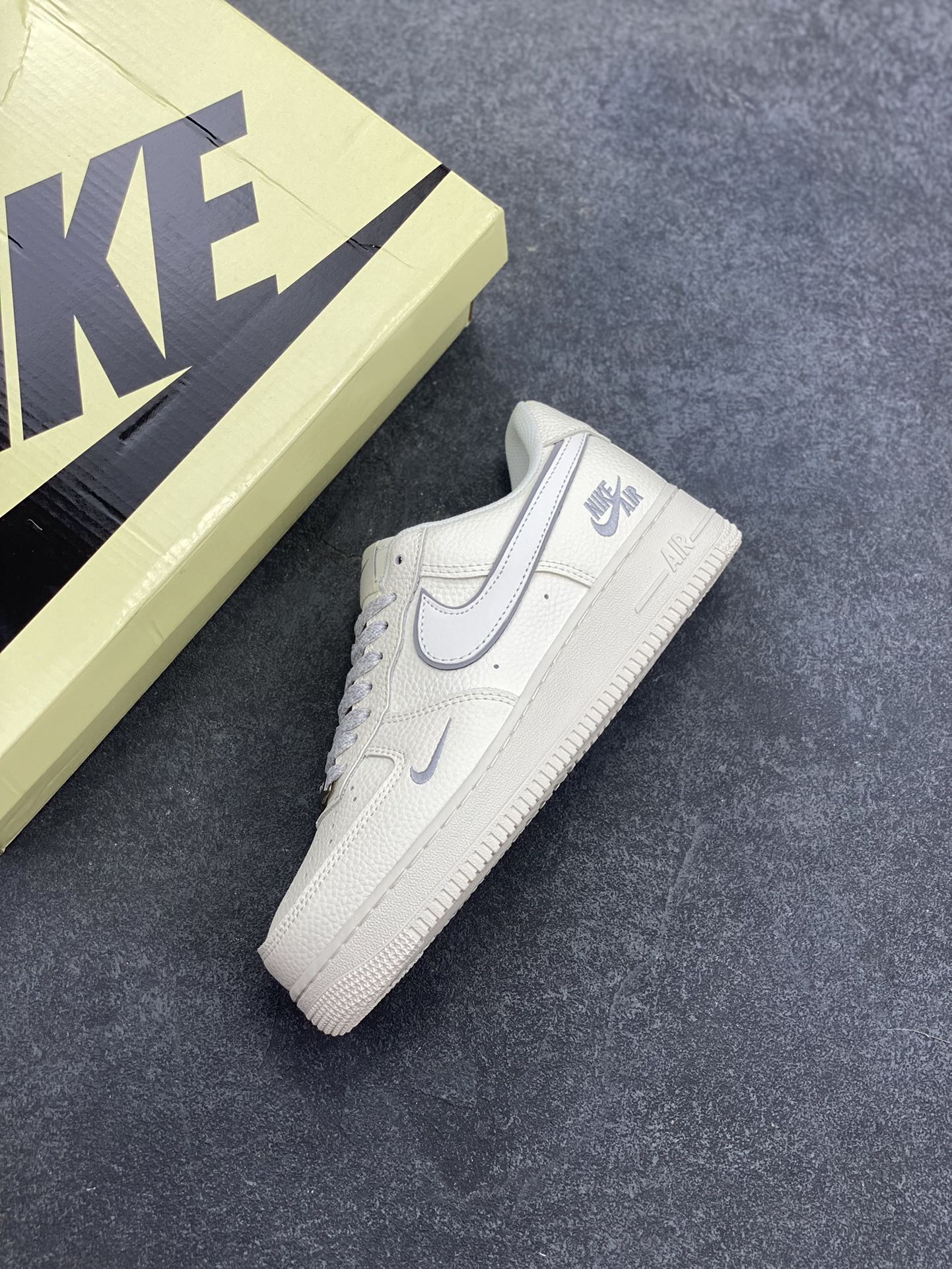 图片[7]-Nike Air Force 1 Low 空军一号低帮百搭休闲运动板鞋。柔软、弹性十足的缓震性能和出色的中底设计，横跨复古与现代的外型结合，造就出风靡全球三十多年的Force 1，直到今天还深受青睐。 货号：CS5288-033 尺码：36 36.5 37.5 38 38.5 39 40 40.5 41 42 42.5 43 44 44.5 45-选品中心
