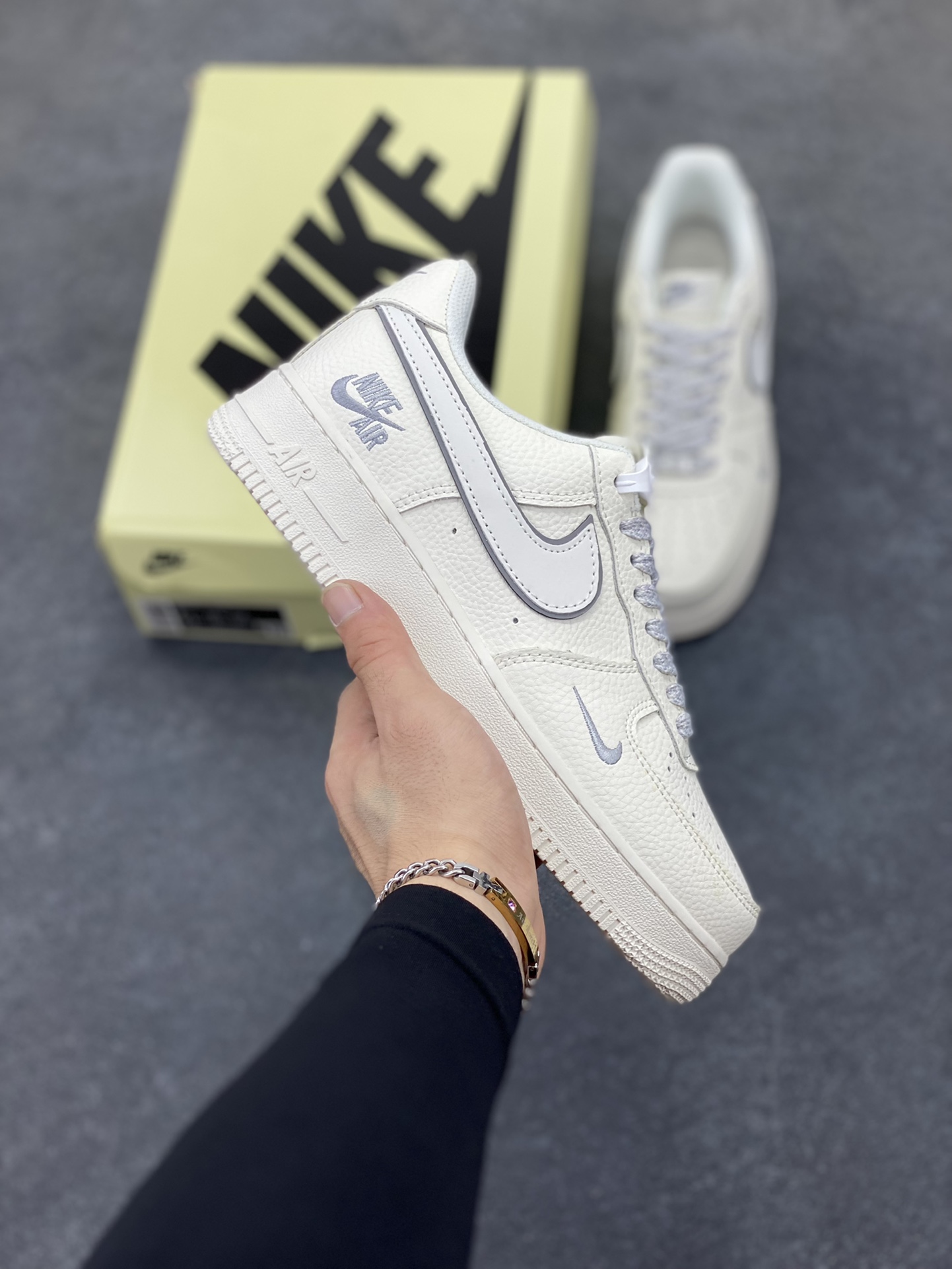 Nike Air Force 1 Low 空军一号低帮百搭休闲运动板鞋。柔软、弹性十足的缓震性能和出色的中底设计，横跨复古与现代的外型结合，造就出风靡全球三十多年的Force 1，直到今天还深受青睐。 货号：CS5288-033 尺码：36 36.5 37.5 38 38.5 39 40 40.5 41 42 42.5 43 44 44.5 45-选品中心