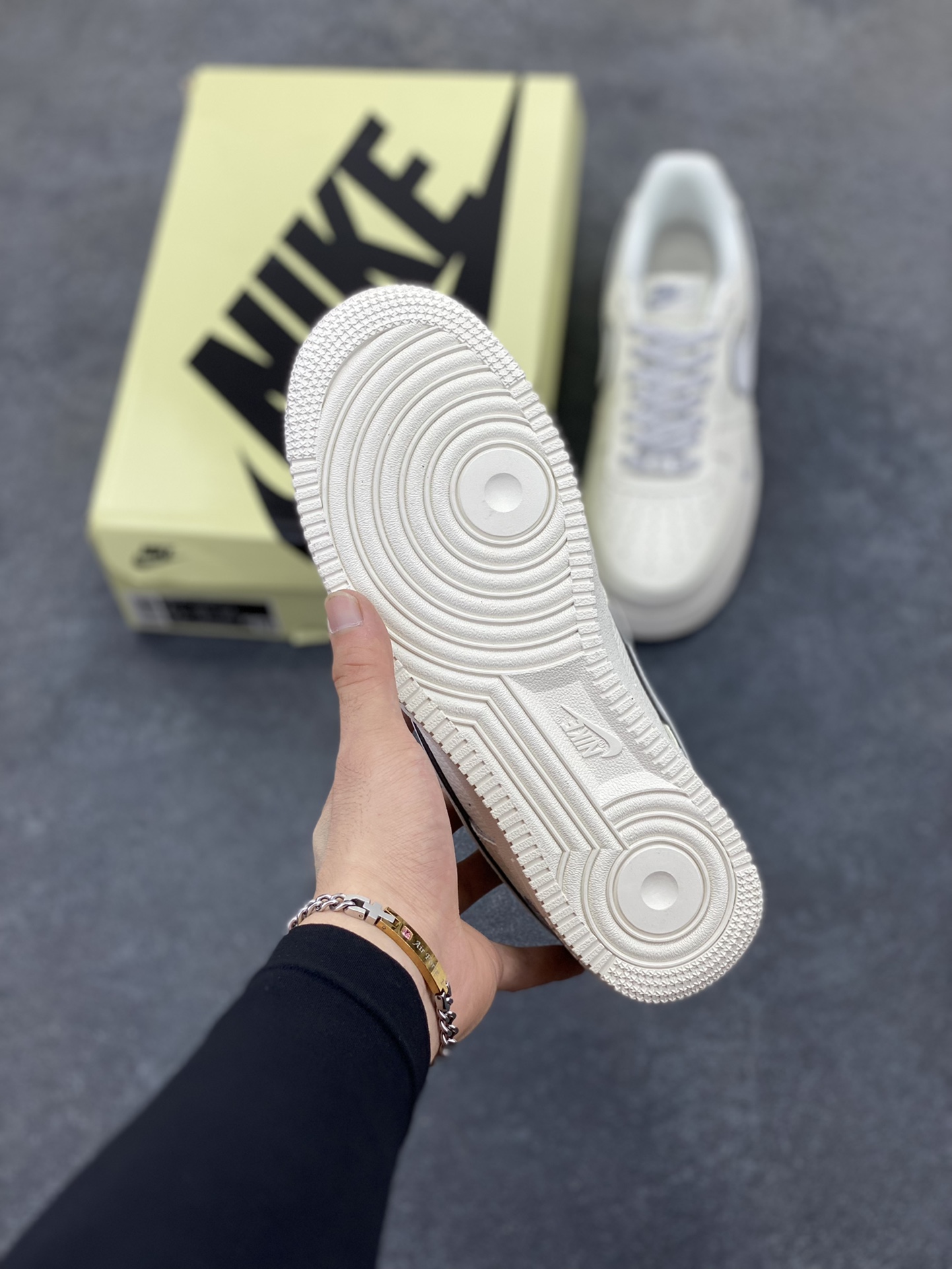 图片[5]-Nike Air Force 1 Low 空军一号低帮百搭休闲运动板鞋。柔软、弹性十足的缓震性能和出色的中底设计，横跨复古与现代的外型结合，造就出风靡全球三十多年的Force 1，直到今天还深受青睐。 货号：CS5288-033 尺码：36 36.5 37.5 38 38.5 39 40 40.5 41 42 42.5 43 44 44.5 45-选品中心